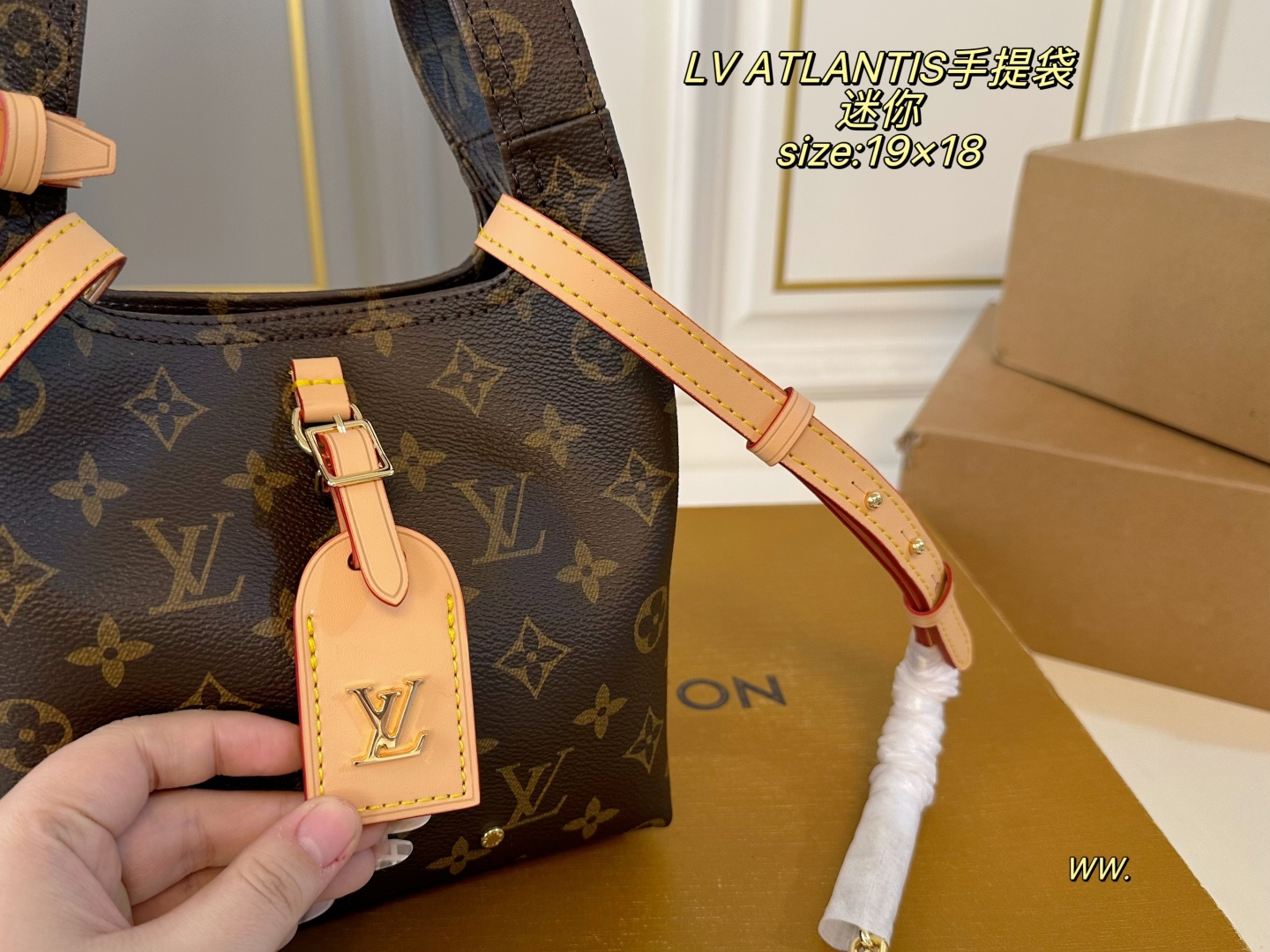 P170 迷你（折叠盒飞机盒） size：19&times;18 LV路易威登ATLANTIS菜篮子手提袋💕 今年的秀场款！非常🆒 小巧可爱，适合小个子女生！ 自带皮肩带，可挽🉑️背～ 运动、休闲，🉑️爱气息都能搭✅