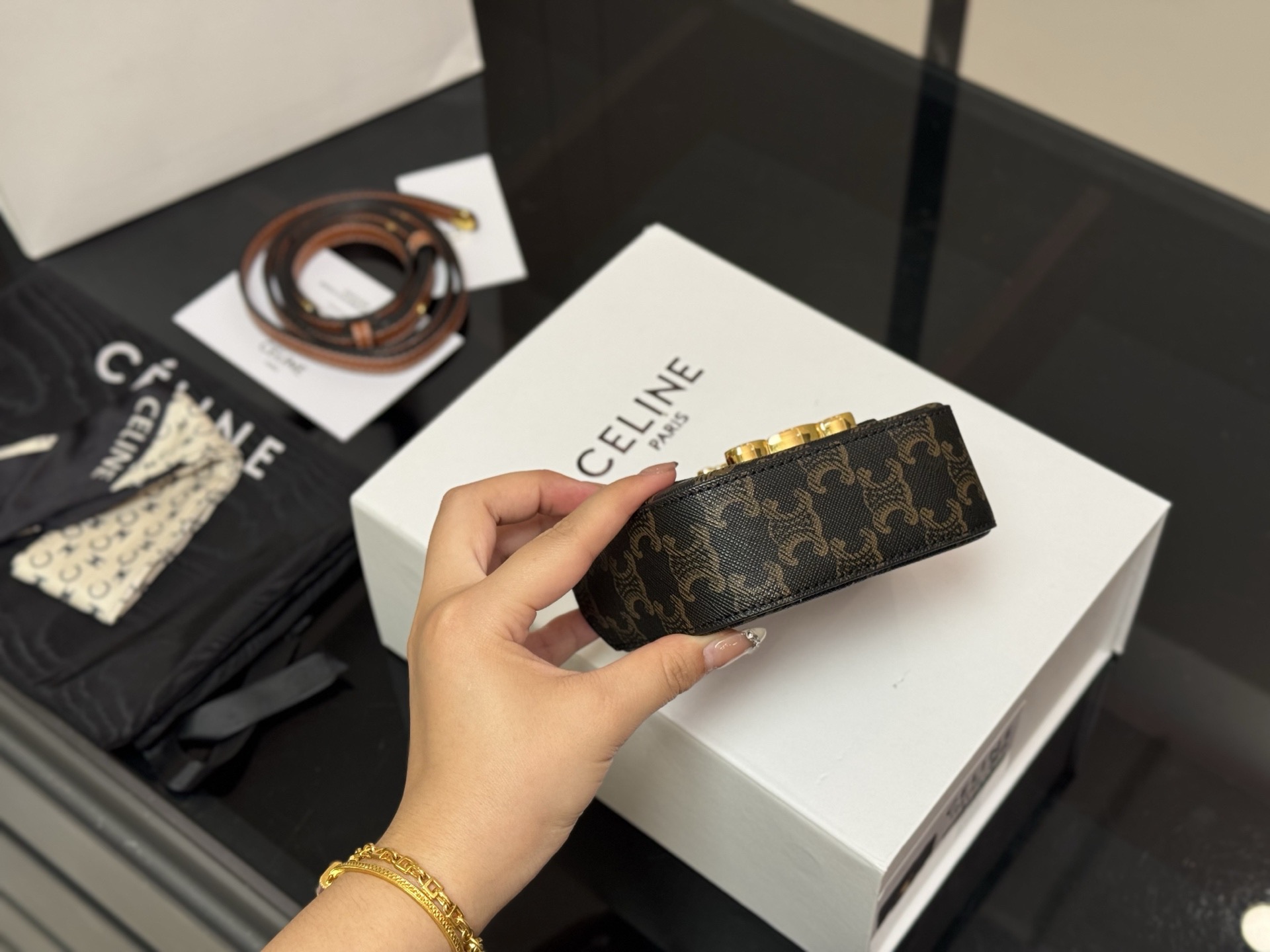 ¥140 配盒 size:10*12cm 赛琳迷你 硬币包 配牛皮 绝对可以荣登mini包着货量第一名了~ 想想都觉得要萌化了~