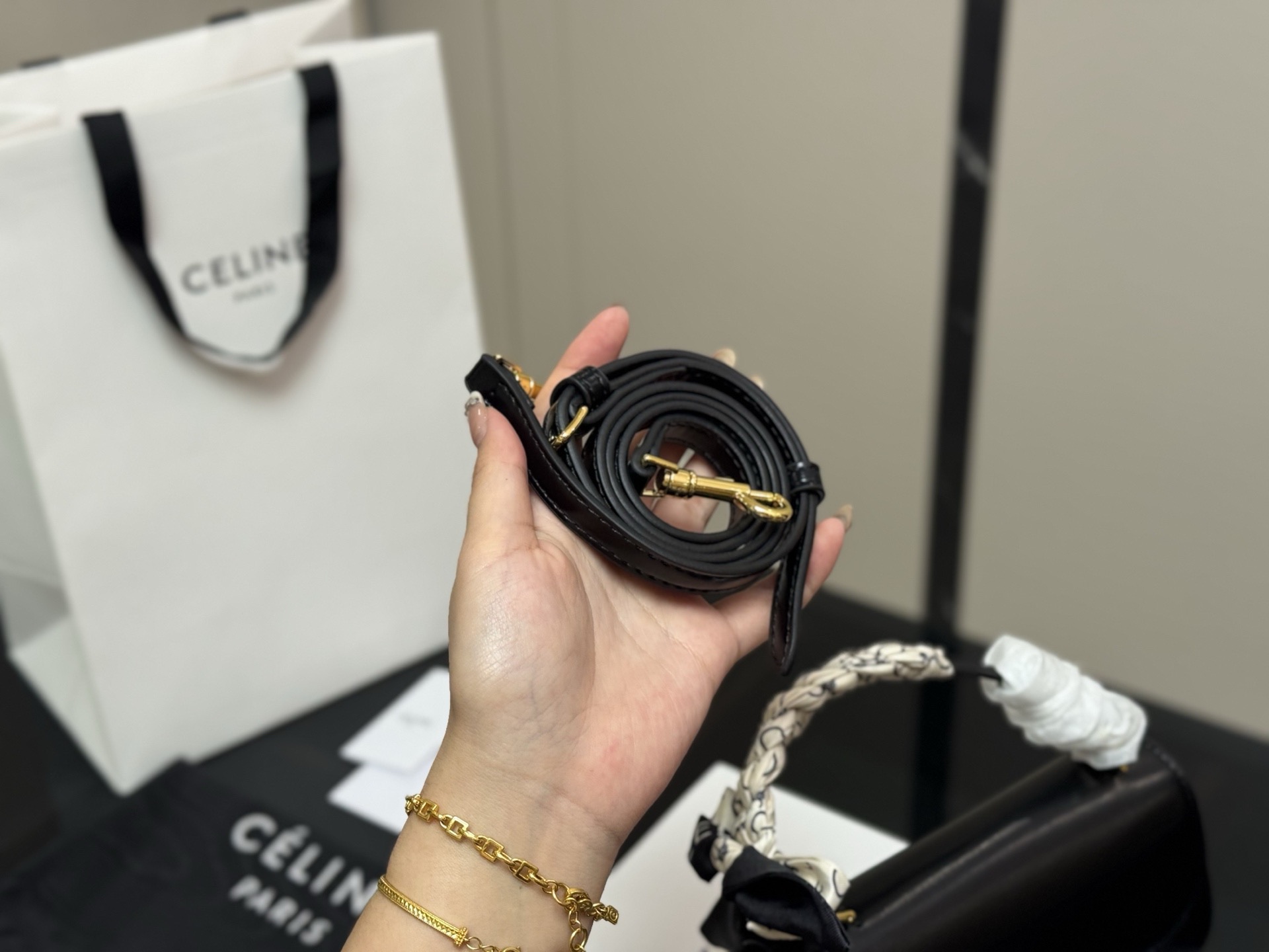 ¥160 配折叠盒 size:22*12cm celine 超美腋下包 凯旋门 ⚠️升级版 重新出货 复古性感百搭小包 赛琳不容错过!! ⚠️牛皮皮质 这个冬天您离不开它!