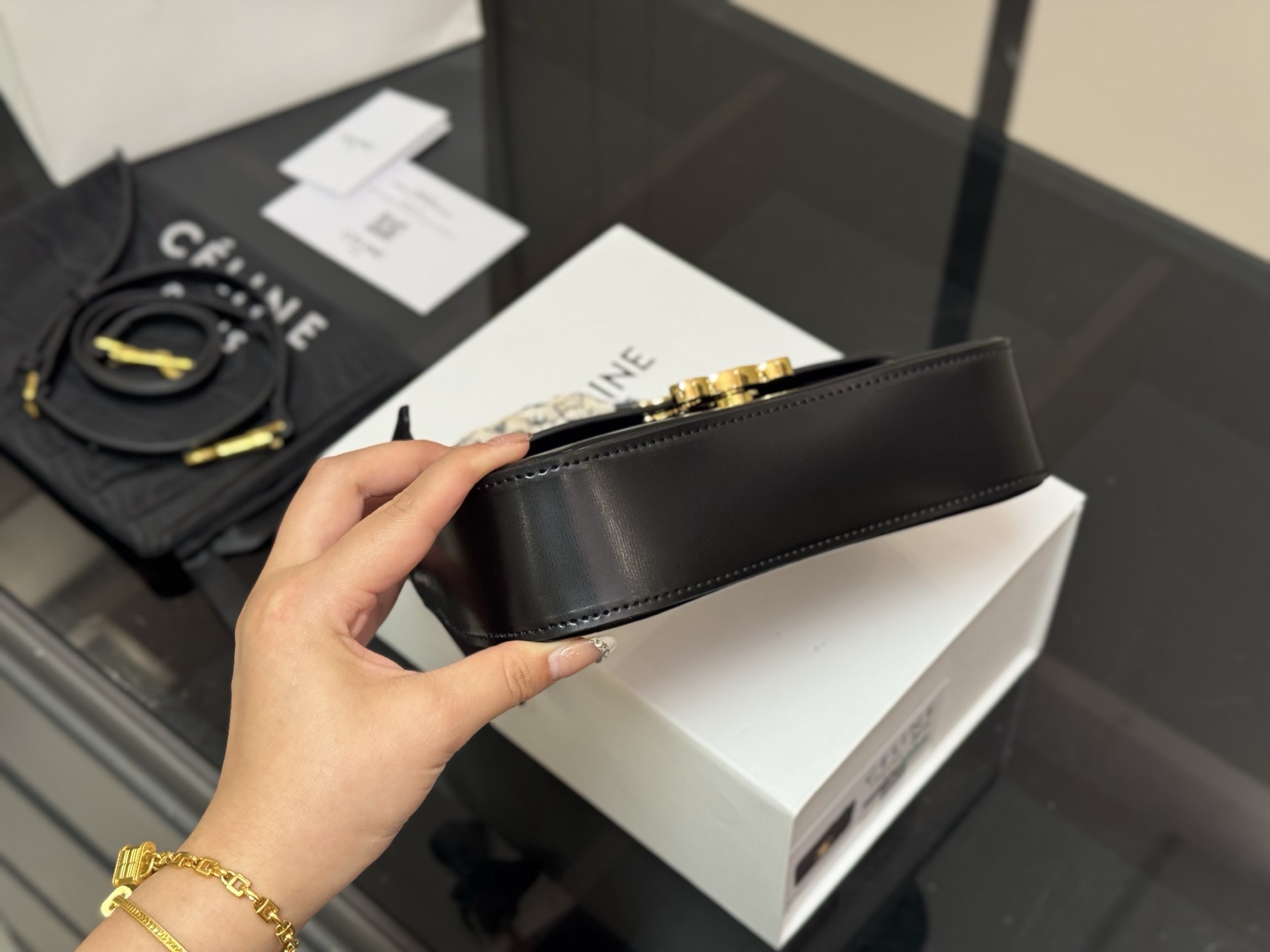 ¥160 配折叠盒 size:22*12cm celine 超美腋下包 凯旋门 ⚠️升级版 重新出货 复古性感百搭小包 赛琳不容错过!! ⚠️牛皮皮质 这个冬天您离不开它!