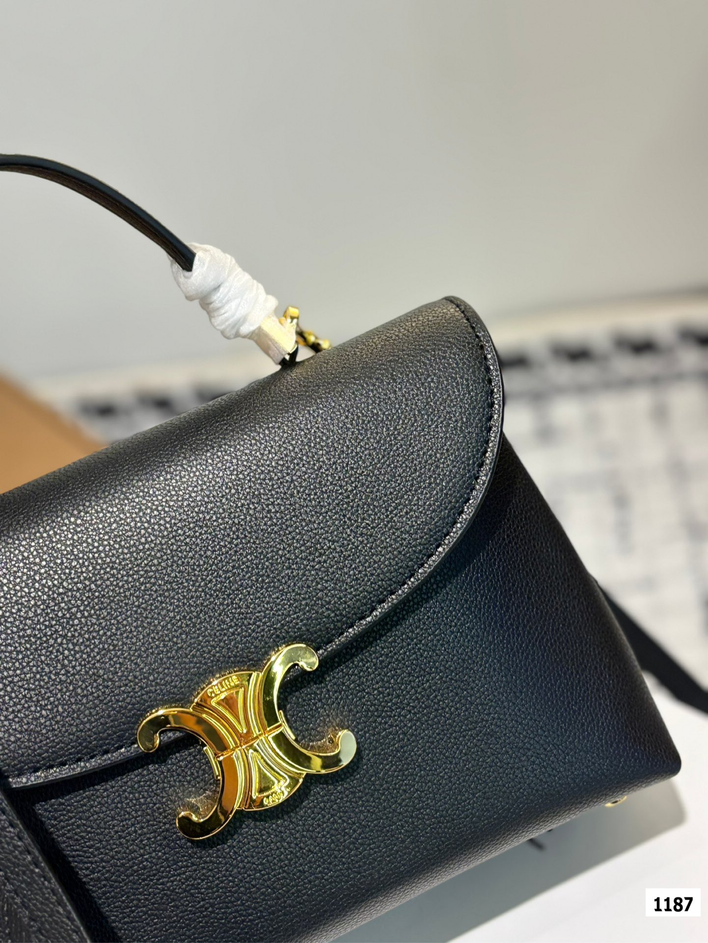 P185-p175 配盒子 Celine一眼心动V赛琳最新款凯旋门] 赛琳最新款凯旋门手提包 长方形的轮廓复古感满满~ 随便穿什么搭配这个包都是高级风 尺寸：25 18 20 14