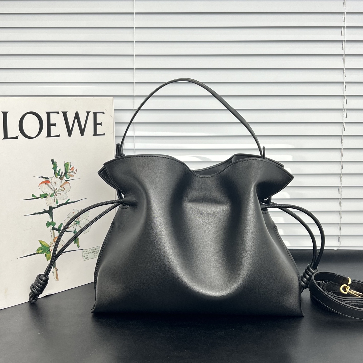 💰248包邮❗ 拼色 𝑳𝒐𝒆𝒘𝒆 Flamenco 福袋 可手提可斜挎 平纹牛皮 拉绳收紧 并打上标志性的盘绕结， &ldquo;肩背 斜挎或手拿*可拆卸和可调式肩带*隐形式磁扣开合 尺寸 大号：29-24-10 cm ❌不退不换慎重下单❌