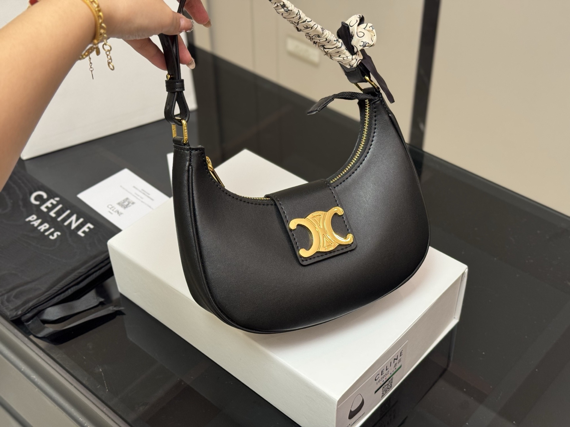 &yen;140 配折叠盒 尺寸：24*20cm celine ava腋下包 依旧好好背 手拎起Ava就好有气场哟100 赛琳实用性更强哦！ 高级感超强！