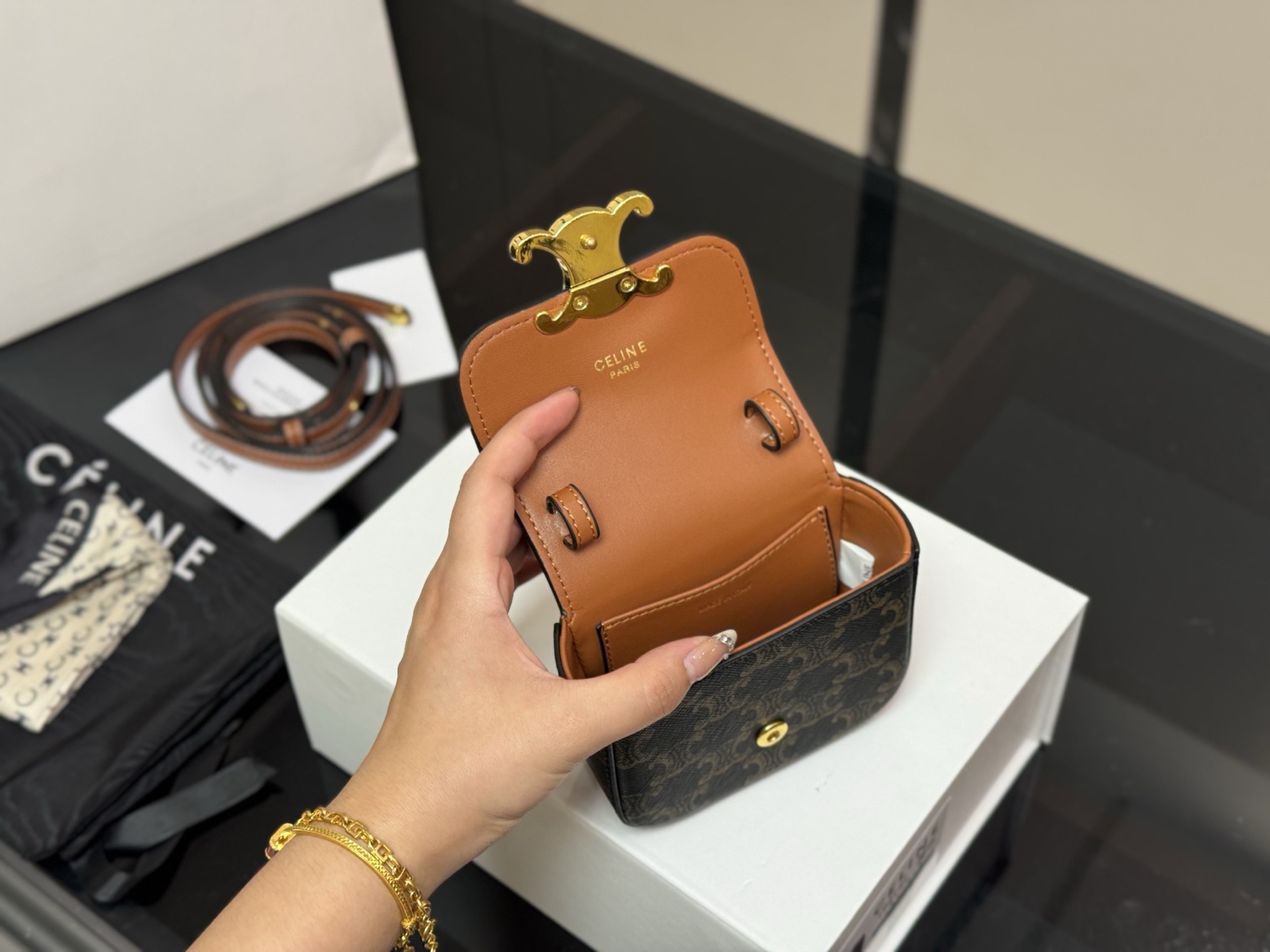 ¥140 配盒 size:10*12cm 赛琳迷你 硬币包 配牛皮 绝对可以荣登mini包着货量第一名了~ 想想都觉得要萌化了~