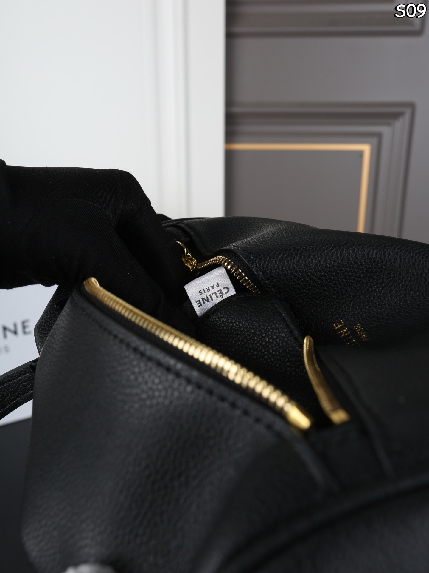 P155 折叠盒 CELINE赛琳 Triomphe CYLINDER 圆筒包 手提包 CELINE家族新成员 CYLINDER圆柱体手提包 轻便舒适 经典配色 🉑手拎🉑肩背 简直是深得我心 自重特别轻便的同时包型也都别出心裁 像这款长手柄的CYLINDER我都能想象到秋冬了手腕在驼色羊绒大衣上会有多么的精彩绝伦 尺寸：26&times;13