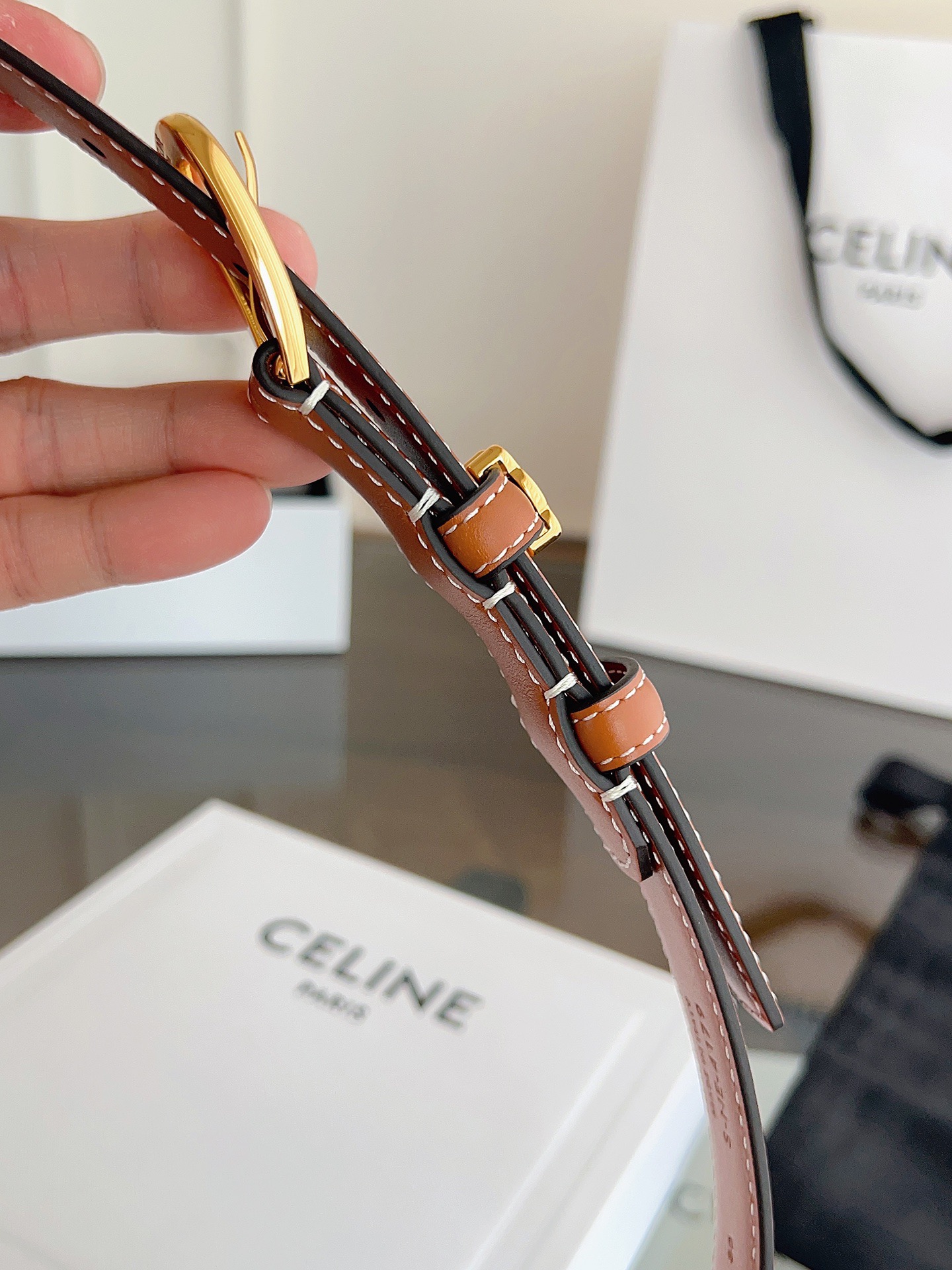 P180 C&Eacute;LINE 赛琳🆕VIVIENNE中 TAURILLON25毫米皮带 牛皮革 牛皮革衬里 金色饰面 圆形搭扣 第一个圆环四周环绕TRIOMPHE金属环 宽度：2.5厘米