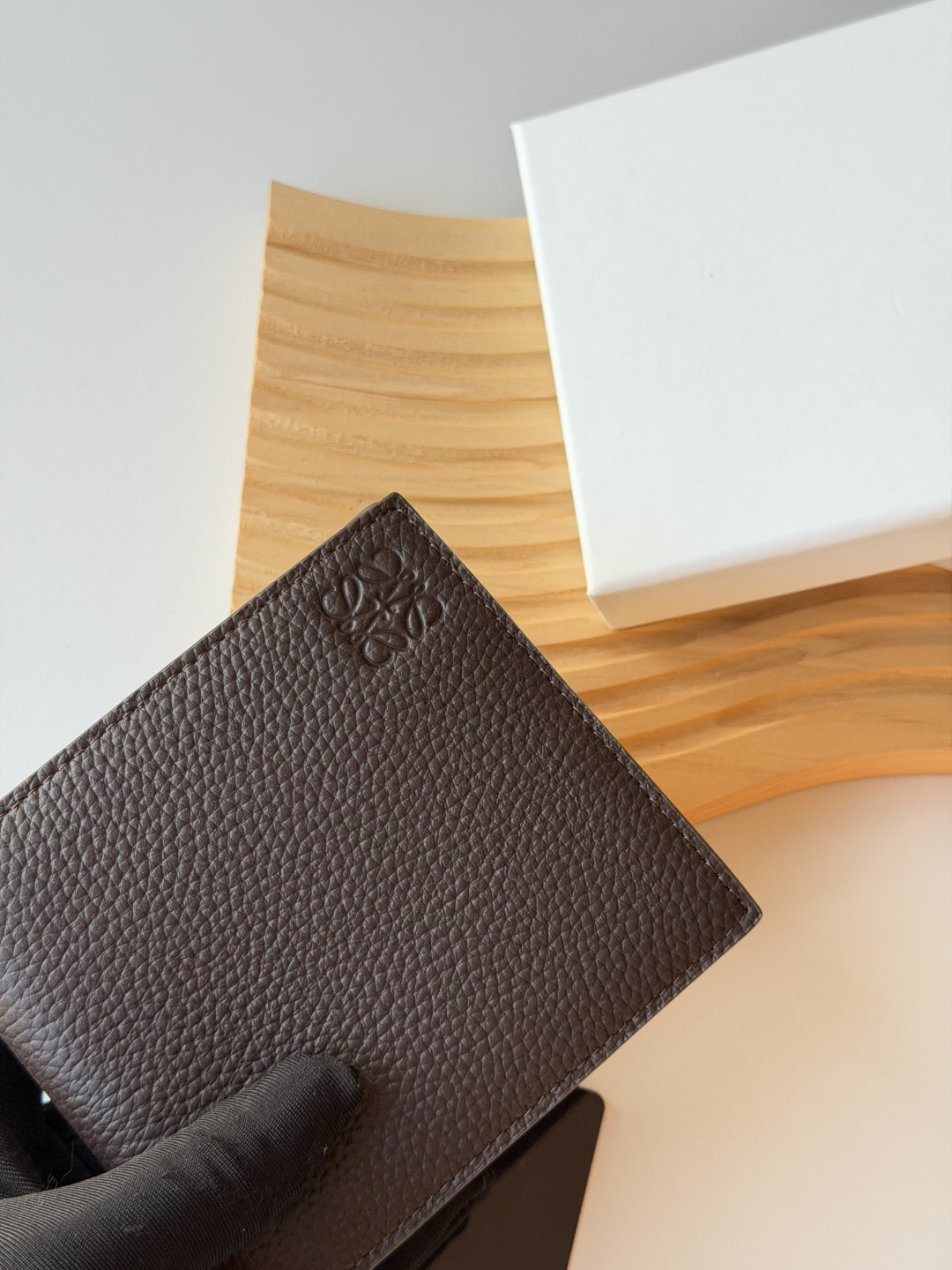 💰140包邮❗ 升级版 罗意威 loewe 荔枝纹牛皮 颗粒饱满 男士短款钱包 尺寸 ：11x10cm 型号 ：L1147 罗意威 Puzzle 几何牛皮钱包绵密的手感， 很有质感男女通用