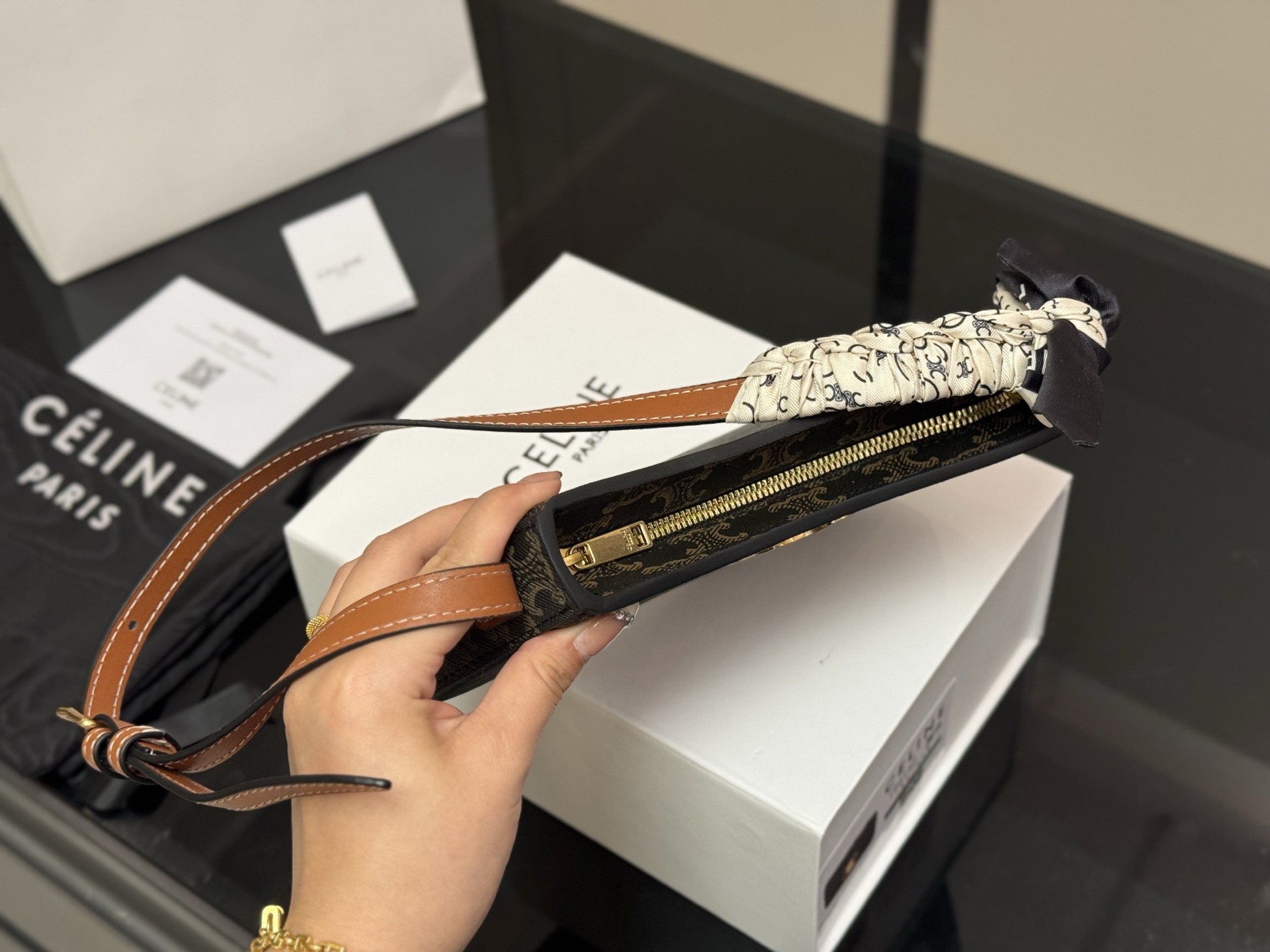 &yen;160 配盒 size：23*13cm celine tilly 好看又好用的包 2025新款小可爱Tilly 复古性感百搭小包 赛琳不容错过！！ ⚠️牛皮皮质