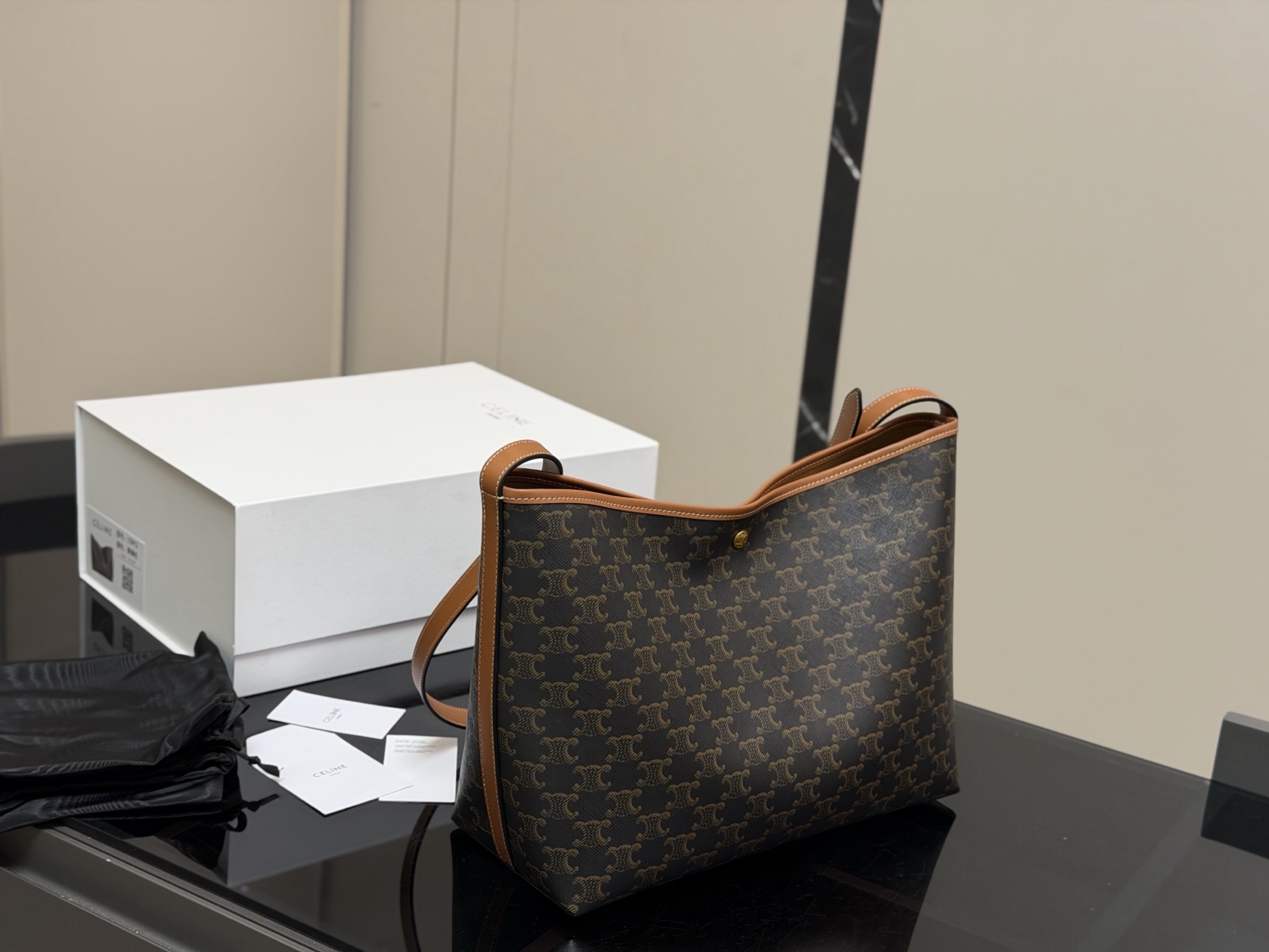 &yen;190 配盒 赛琳CELINE｜SOFT SHOPPER托特包 超轻，带一个子母包，容量很大，阔以放电脑， 适合搭配秋冬～ 我先心动了姐妹们 尺寸:33.24cm