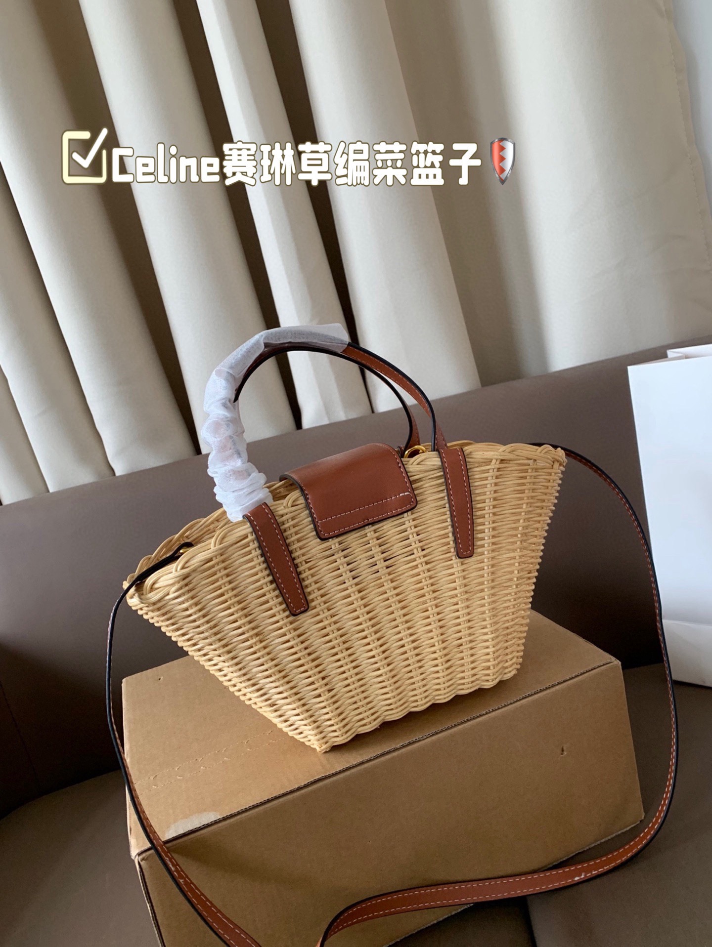 P155 Celine赛琳草编菜篮子 这款编织菜篮子 实在抵挡不住他的诱惑了好看的文艺风来啦～样子真的让人无数次心动 尺寸13*15飞机盒
