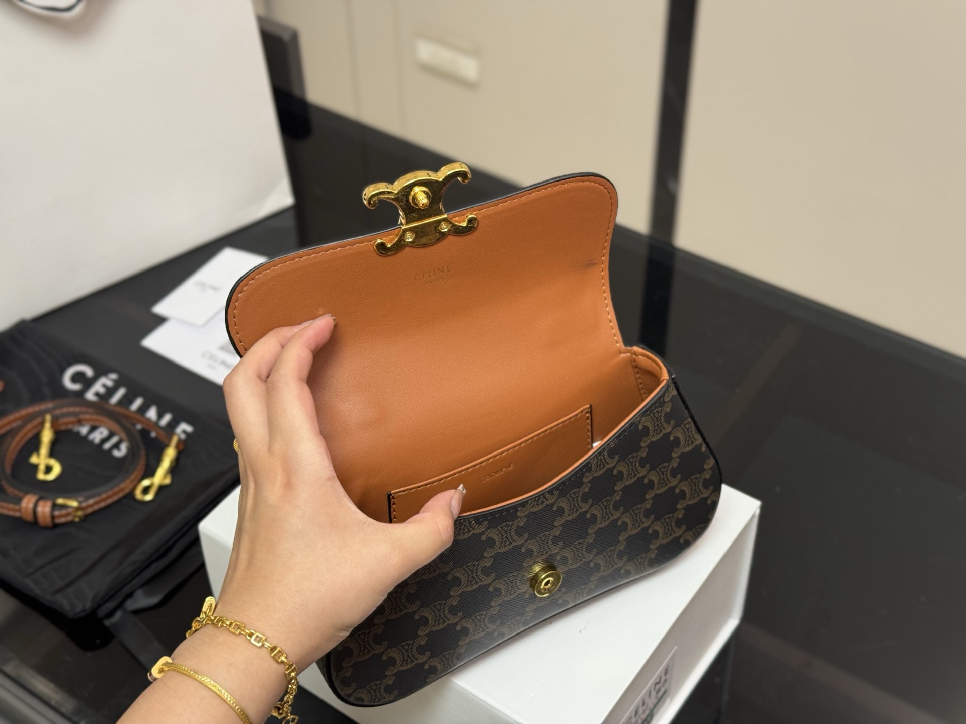 &yen;160 配折叠盒 size：22*12cm celine 超美腋下包 凯旋门 ⚠️升级版 重新出货 复古性感百搭小包 赛琳不容错过！！ ⚠️牛皮皮质 这个冬天您离不开它！