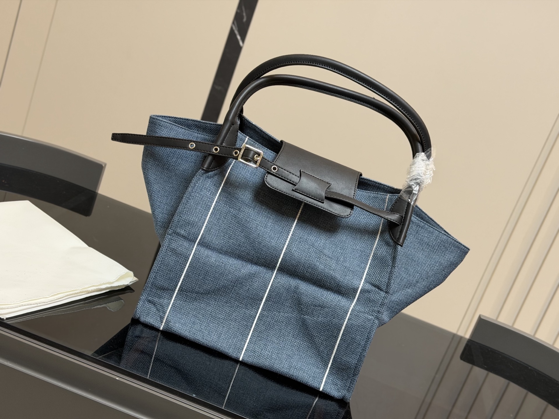 &yen;130 赛琳 belt bag鲶鱼包， 简洁的线条， 柔软包的身， 牛皮🐂品质！ 成为经典款IT bag之一 尺寸：32.31cm