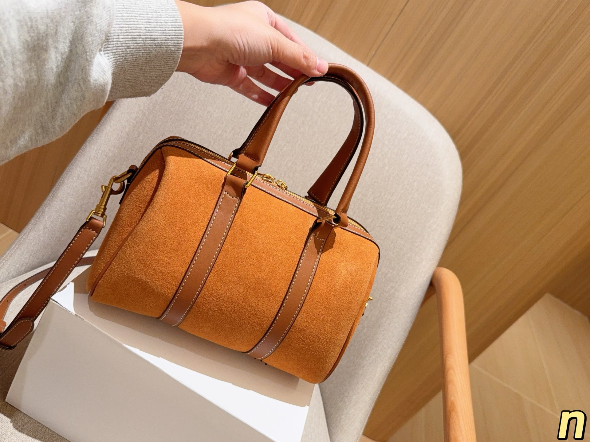 💰175 赛琳Celine 麂皮绒波士顿Boston枕头包 尺寸25cm 礼盒包装🎁