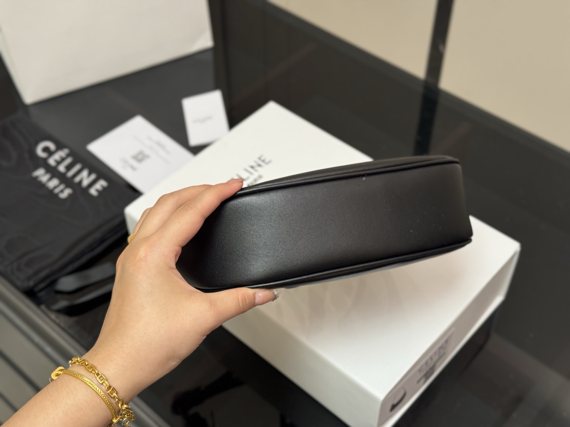 &yen;140 配折叠盒 尺寸：24*20cm celine ava腋下包 依旧好好背 手拎起Ava就好有气场哟100 赛琳实用性更强哦！ 高级感超强！