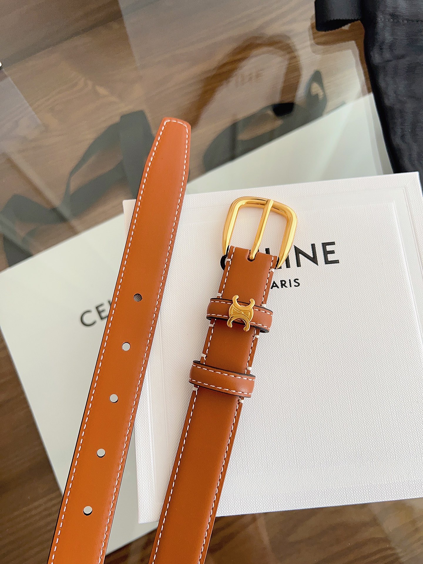P180 C&Eacute;LINE 赛琳🆕VIVIENNE中 TAURILLON25毫米皮带 牛皮革 牛皮革衬里 金色饰面 圆形搭扣 第一个圆环四周环绕TRIOMPHE金属环 宽度：2.5厘米