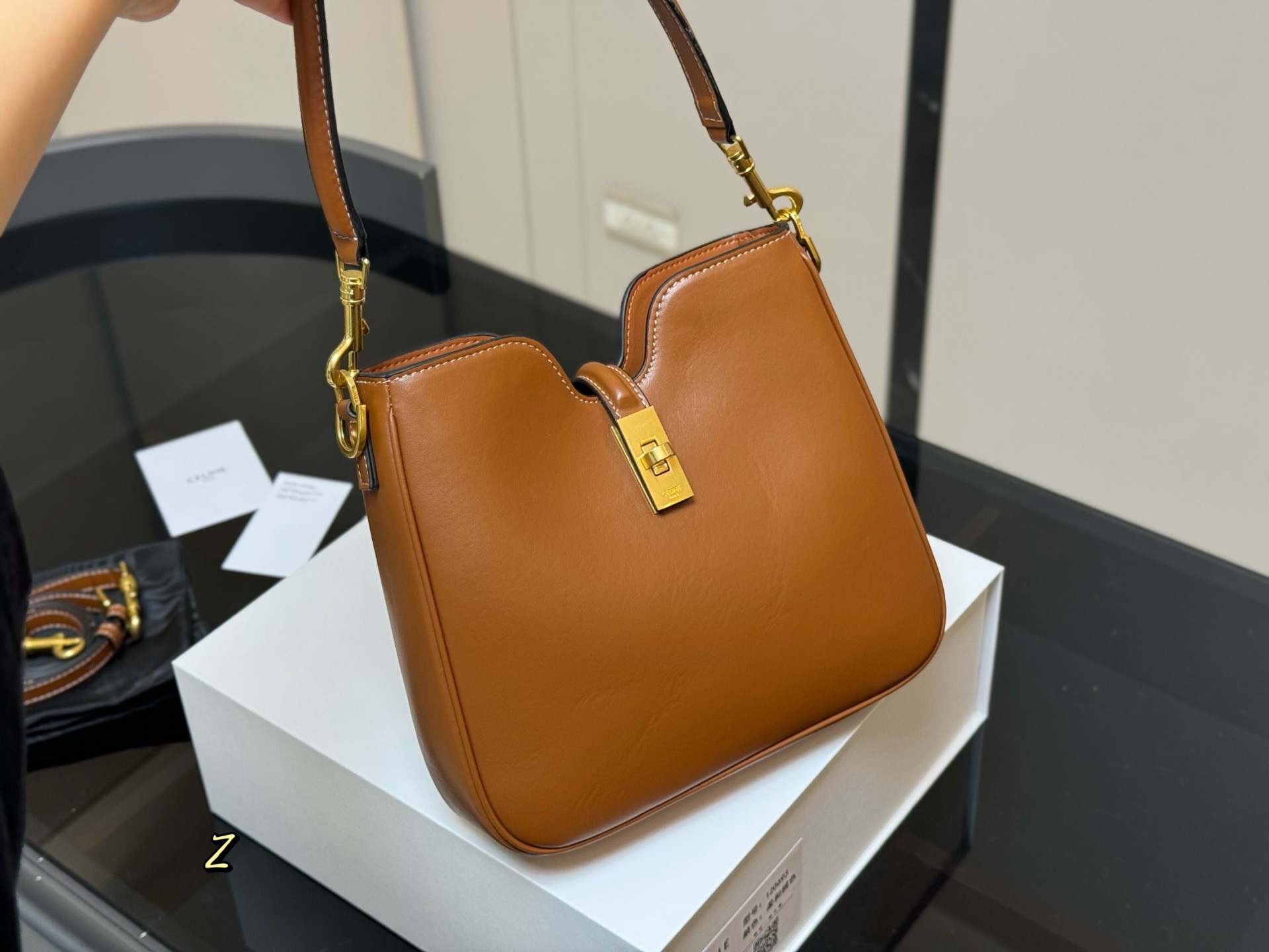&yen;190 折叠盒 size：24.21cm celine 赛琳ive新品托特包， 延续凯旋门 复古斜挎 ， 耐看新款一点都不老套。