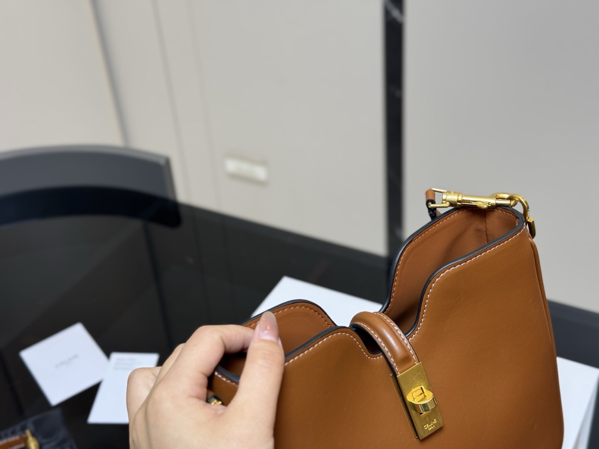 &yen;190 折叠盒 size：24.21cm celine 赛琳ive新品托特包， 延续凯旋门 复古斜挎 ， 耐看新款一点都不老套。