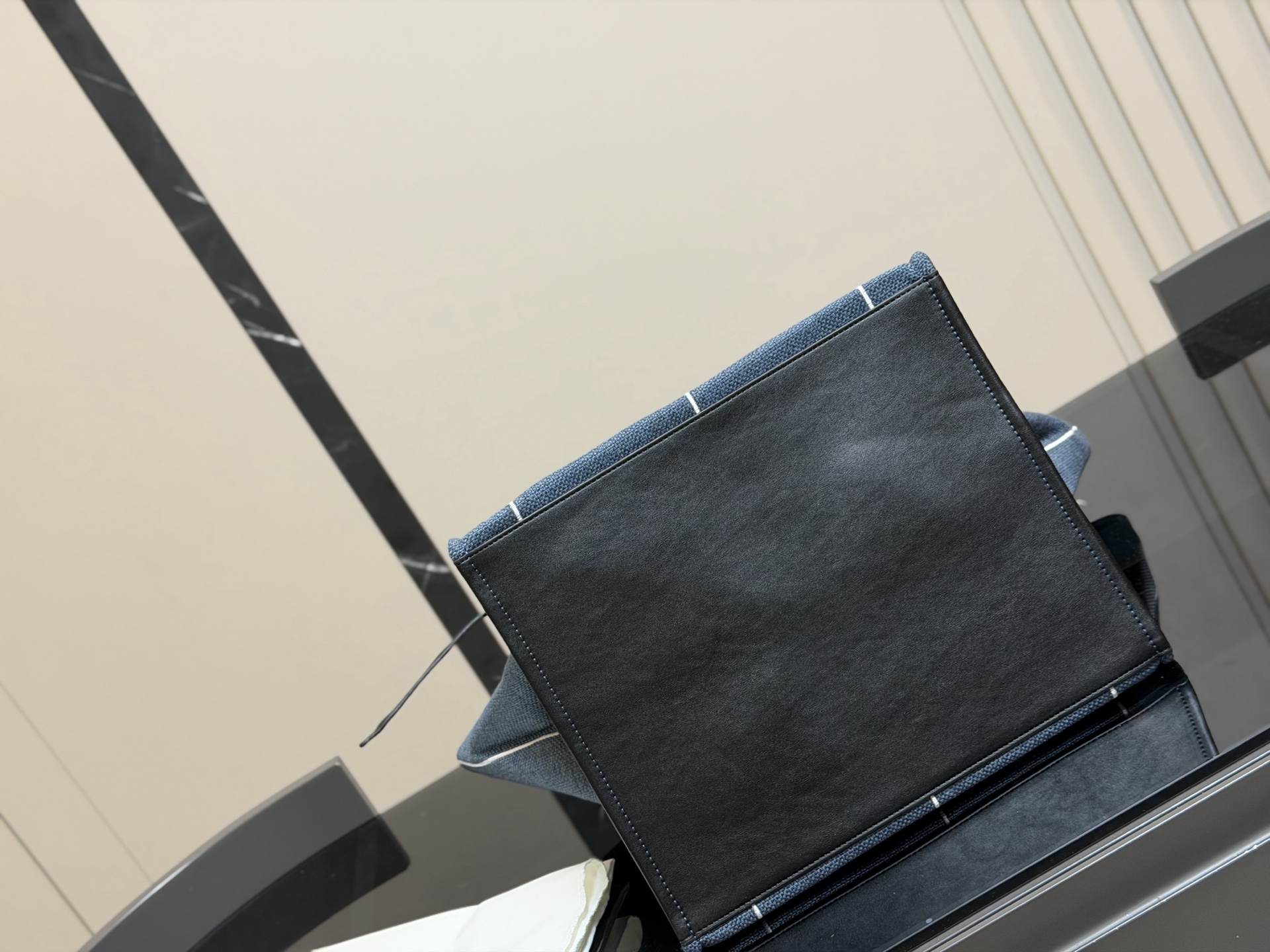 &yen;130 赛琳 belt bag鲶鱼包， 简洁的线条， 柔软包的身， 牛皮🐂品质！ 成为经典款IT bag之一 尺寸：32.31cm