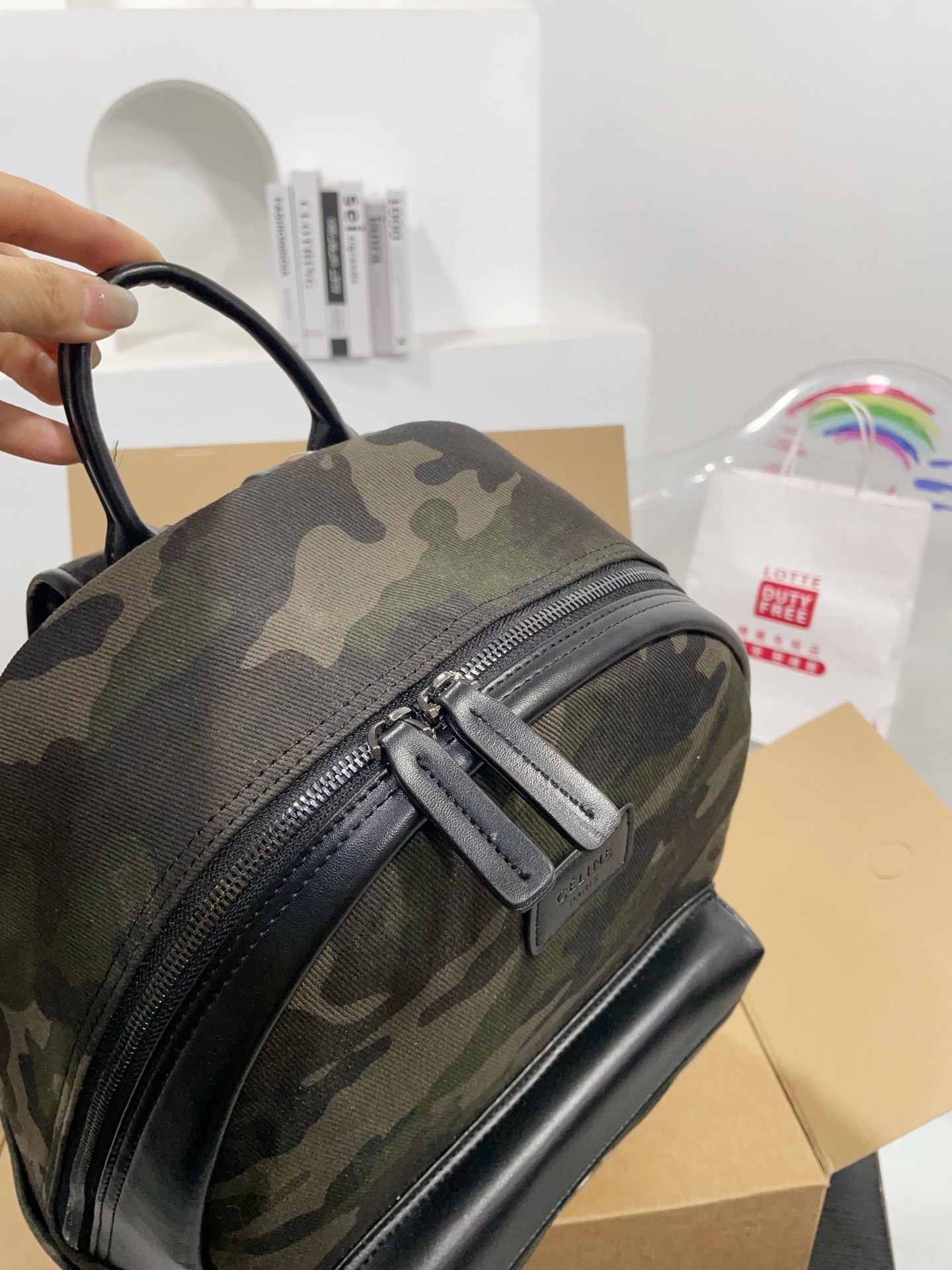 👑💰💰150💰 尺寸32/35cm 赛琳迷彩新款双肩包😍超好背哒，进口面料，果然时尚潮流是一个大轮回！复古又时尚百搭！