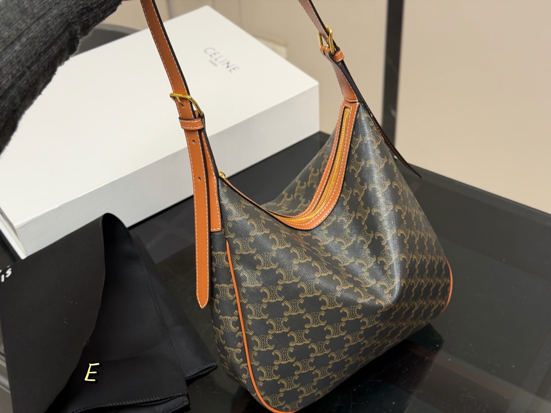 &yen;185 配折叠盒 size：29.27cm celine 赛琳新品发布hobo腋下托特 延续凯旋门 复古斜挎 ， 耐看经典一点都不老