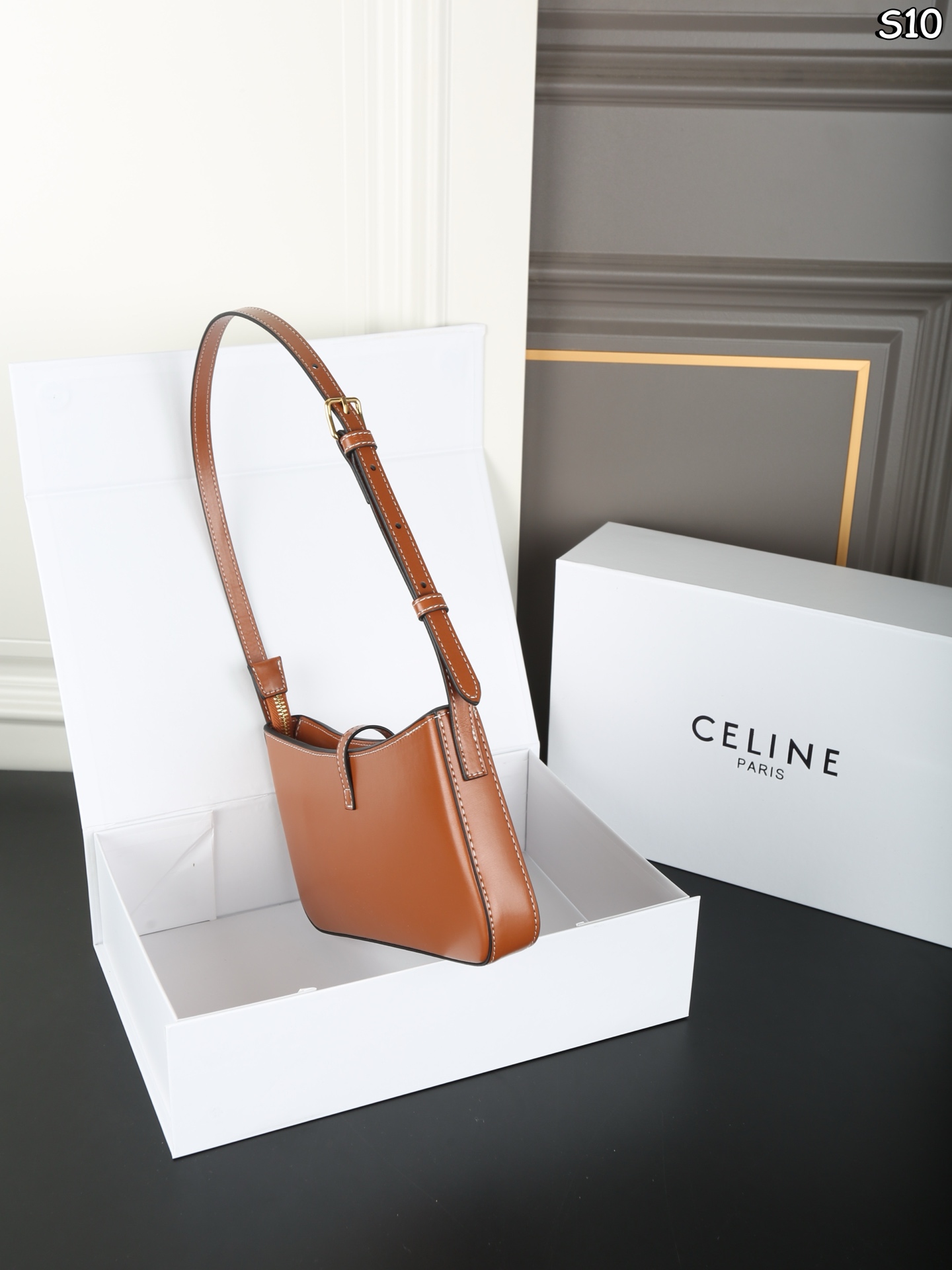 P120 折叠盒 CELINE赛琳 TINA 腋下包 单肩包 巨百搭的小包！巨好看！ 纤巧利落，规整有型 新款超薄单肩包，时尚感满满，有同名Tina的美眉来收了属于自己的包吗 尺寸：25&times;13