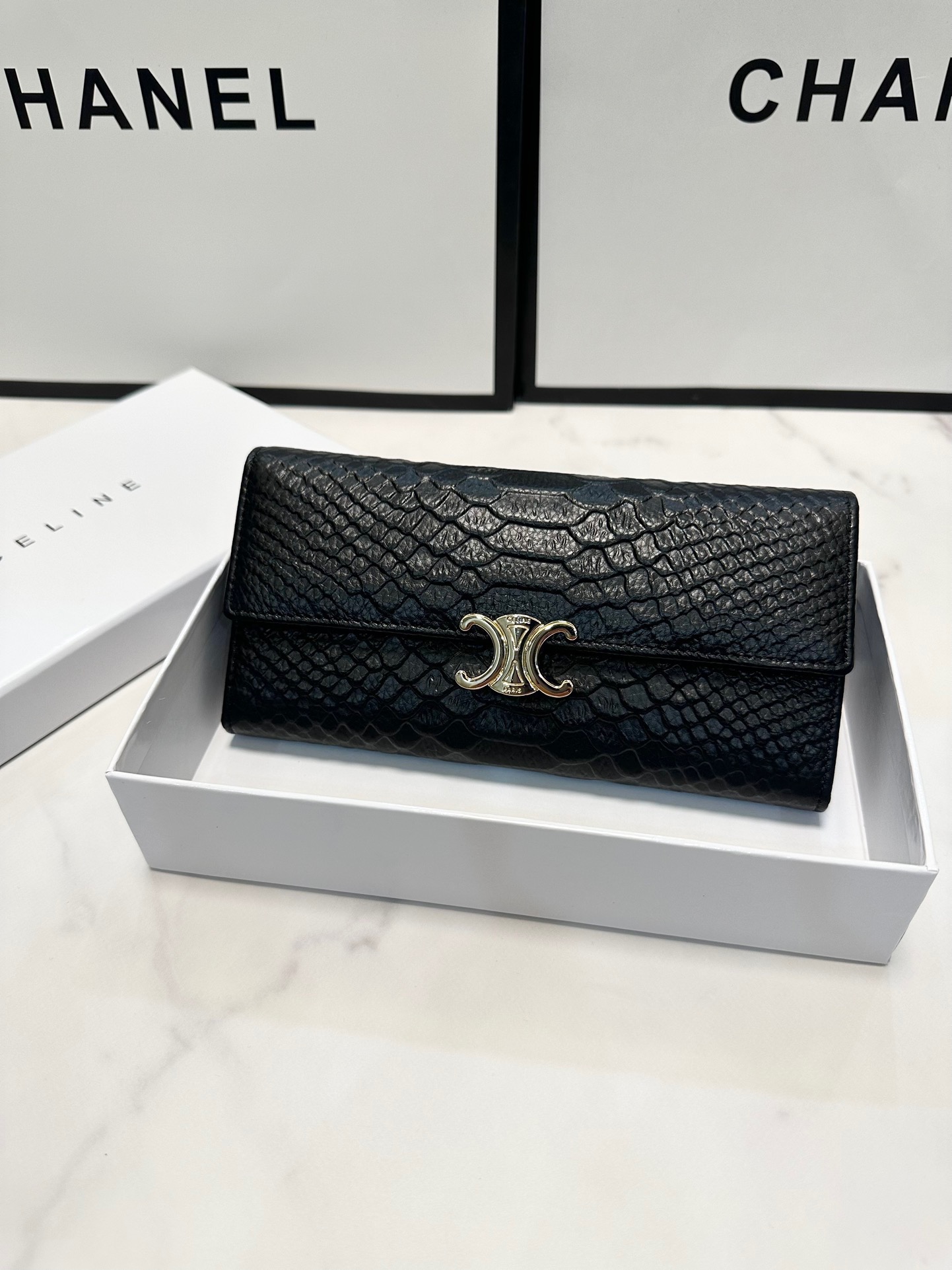 P95🎀🎀颜色 黑🎀尺寸 19x10🎀赛琳爆款牛皮两折钱包🔥款式经典做工精细耐磨耐用手感极佳❤️