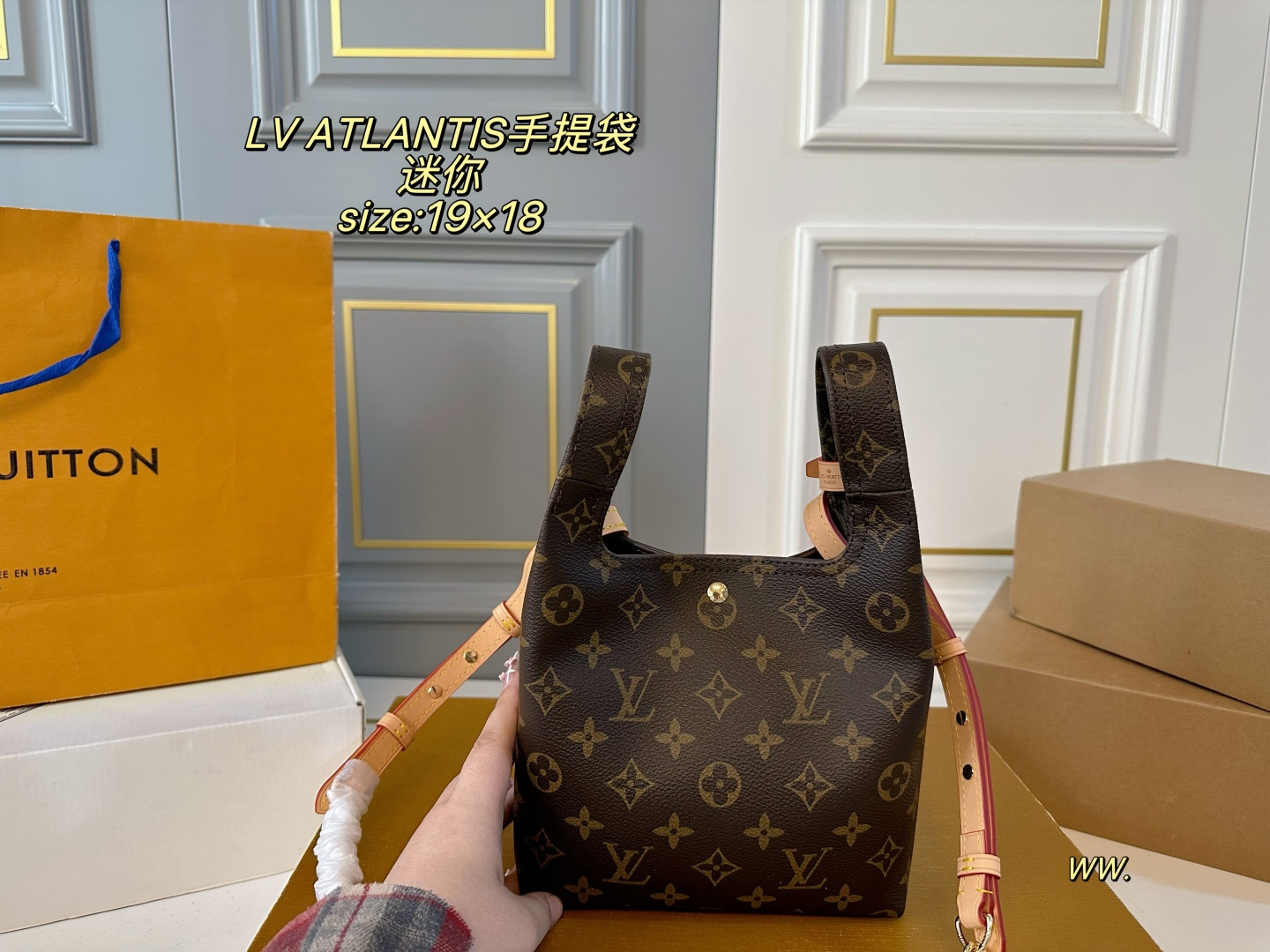 P170 迷你（折叠盒飞机盒） size：19&times;18 LV路易威登ATLANTIS菜篮子手提袋💕 今年的秀场款！非常🆒 小巧可爱，适合小个子女生！ 自带皮肩带，可挽🉑️背～ 运动、休闲，🉑️爱气息都能搭✅