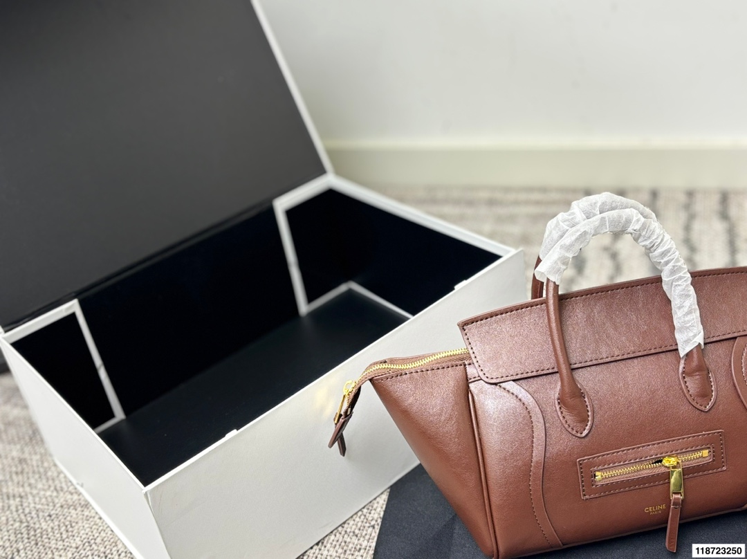 p240 尺寸25&times;19折叠盒 CELINE 赛琳New Luggage 手袋笑脸包 通勤休闲都很适合。 手提斜挎都OK，实用又优雅，CELINE经典