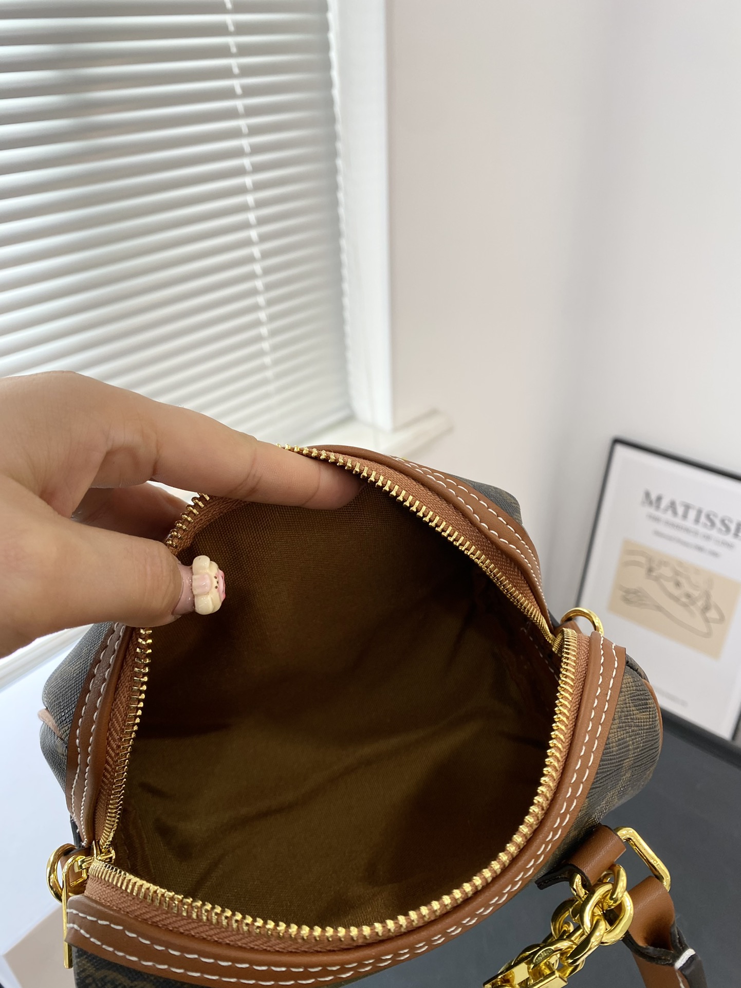 🅿️130配礼盒✅🔜 【尺寸】14*10 赛琳迷你枕头CELINE的 凯旋门系列 TRIOMPHE BOSTON 波士顿包，据说它是以前美国波士顿大学生很喜欢用的一种提包，因此得名。 波士顿包有两个重要特点，一个是便干携带、 一个是不论包里是塞满东西或者空着、半满，包包外形都依然坚挺，给人一种扎实、稳固的感觉～#Celine #复古穿搭6569