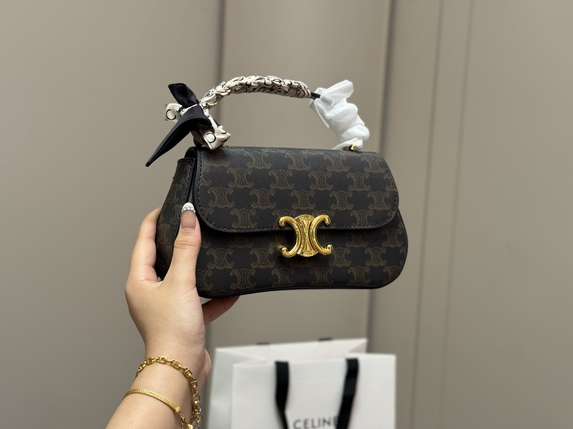 &yen;160 配折叠盒 size：22*12cm celine 超美腋下包 凯旋门 ⚠️升级版 重新出货 复古性感百搭小包 赛琳不容错过！！ ⚠️牛皮皮质 这个冬天您离不开它！