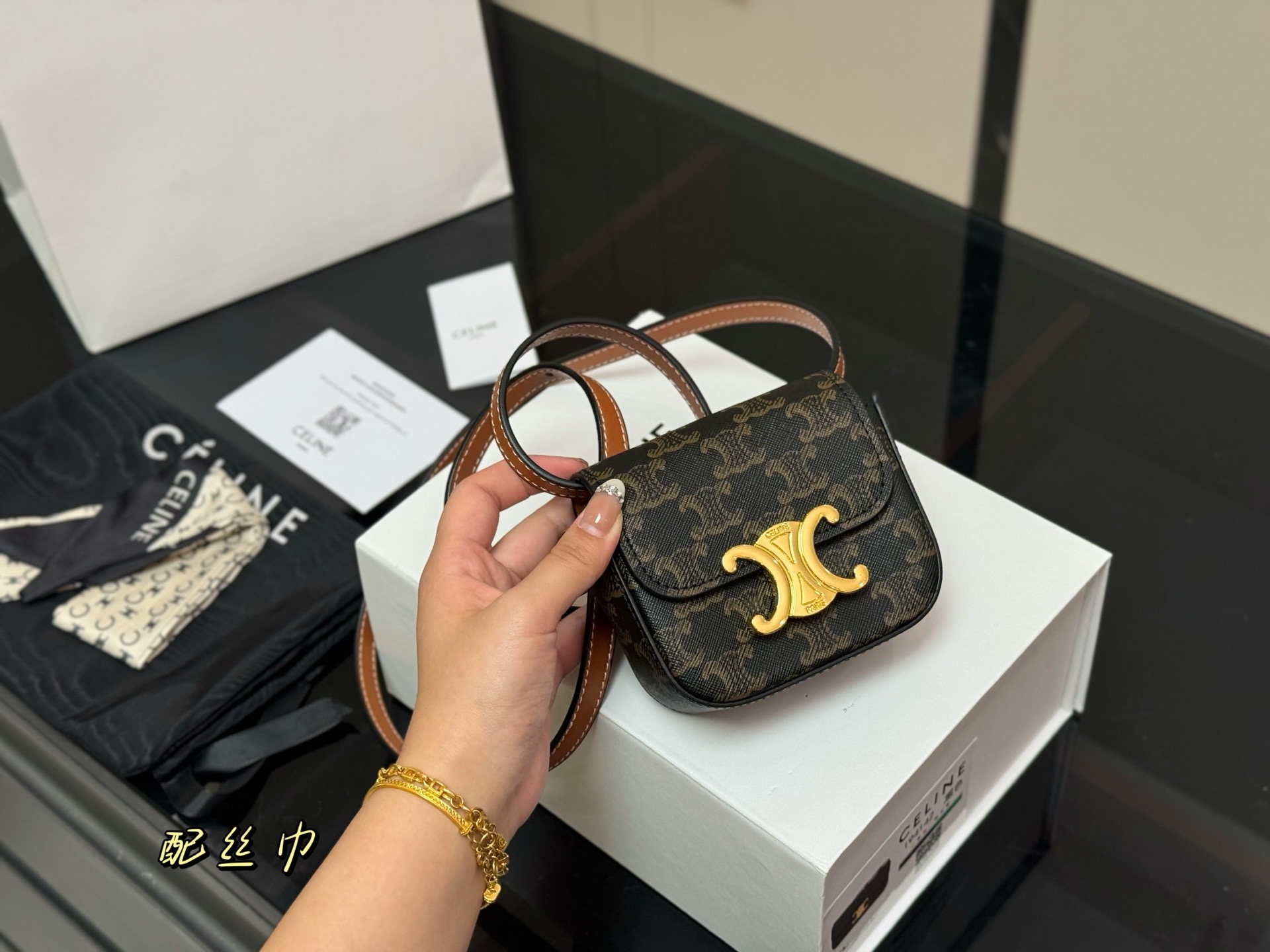 ¥140 配盒 size:10*12cm 赛琳迷你 硬币包 配牛皮 绝对可以荣登mini包着货量第一名了~ 想想都觉得要萌化了~