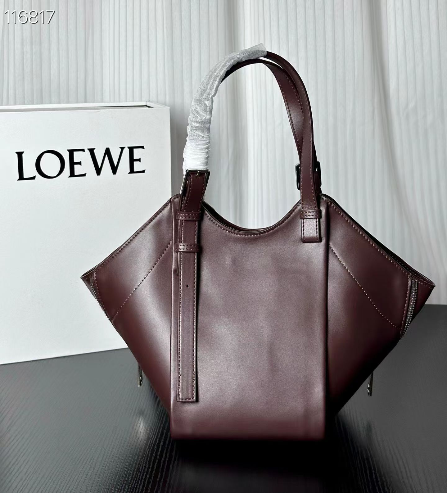 💰230包邮❗ LOEWE|松弛感大包 Hammock Flip吊床包 Hammock的升级版来咯 变得更时髦 更松弛了 肩带部分可以调节为腋下hobo背法 调短手拎也很方便☕️ 容量可以放下一个iPad Pro 出差 通勤没有问题 15x22.5x22cm:15x22.5x22cm 款号:7079 ❌不退不换慎重下单❌