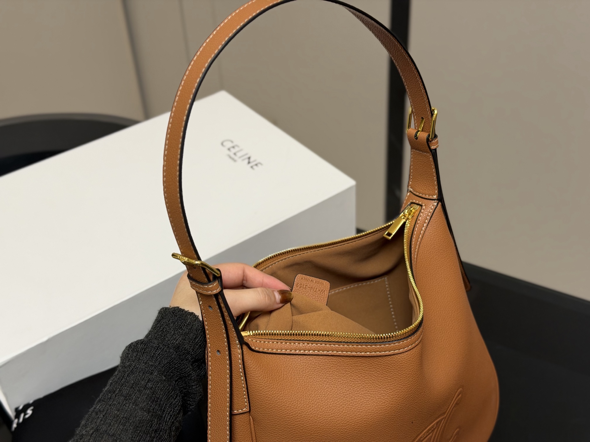 &yen;185 配折叠盒 size：29.27cm celine 赛琳新品发布hobo腋下托特 延续凯旋门 复古斜挎 ， 耐看经典一点都不老