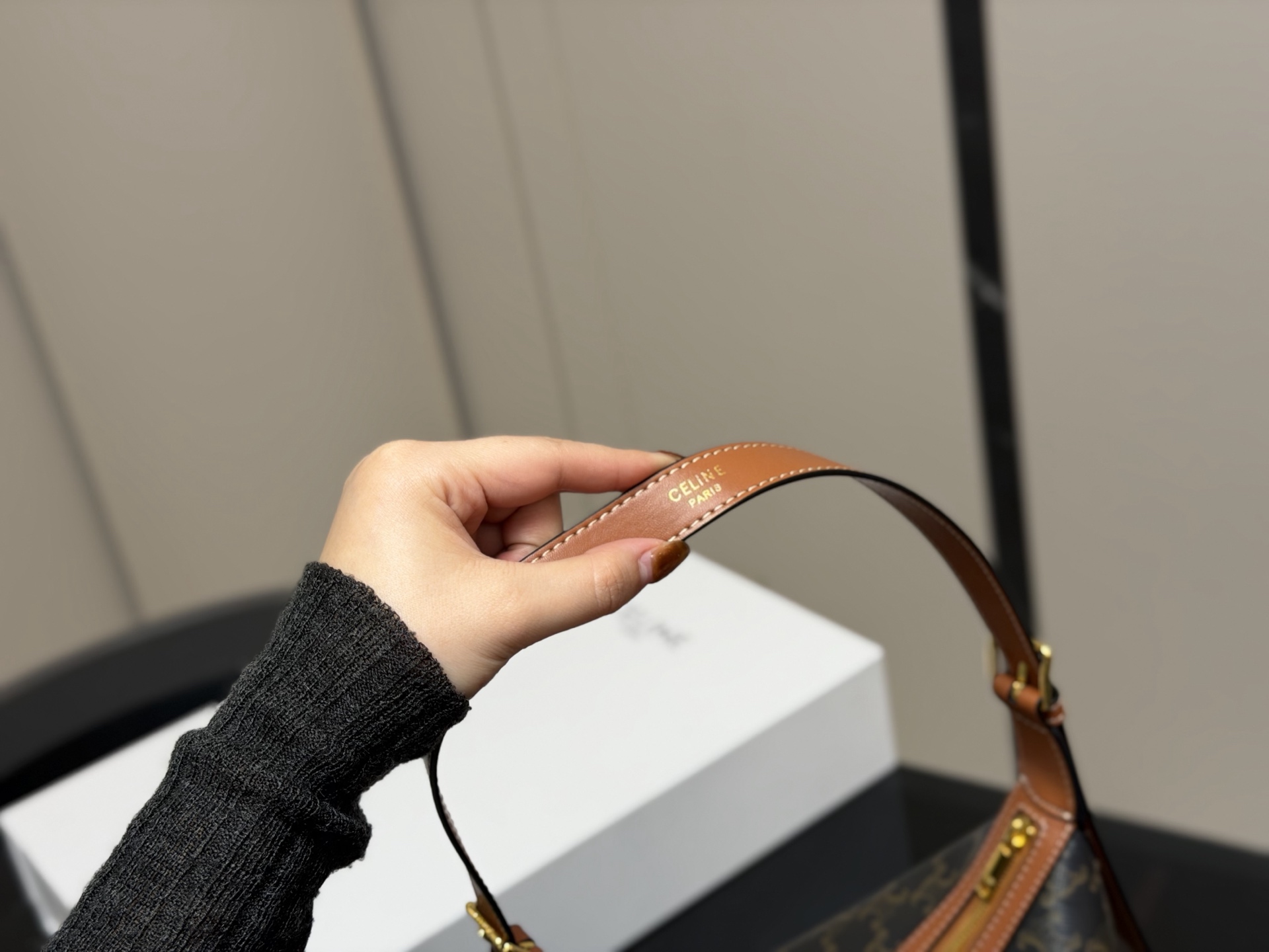 &yen;185 配折叠盒 size：29.27cm celine 赛琳新品发布hobo腋下托特 延续凯旋门 复古斜挎 ， 耐看经典一点都不老