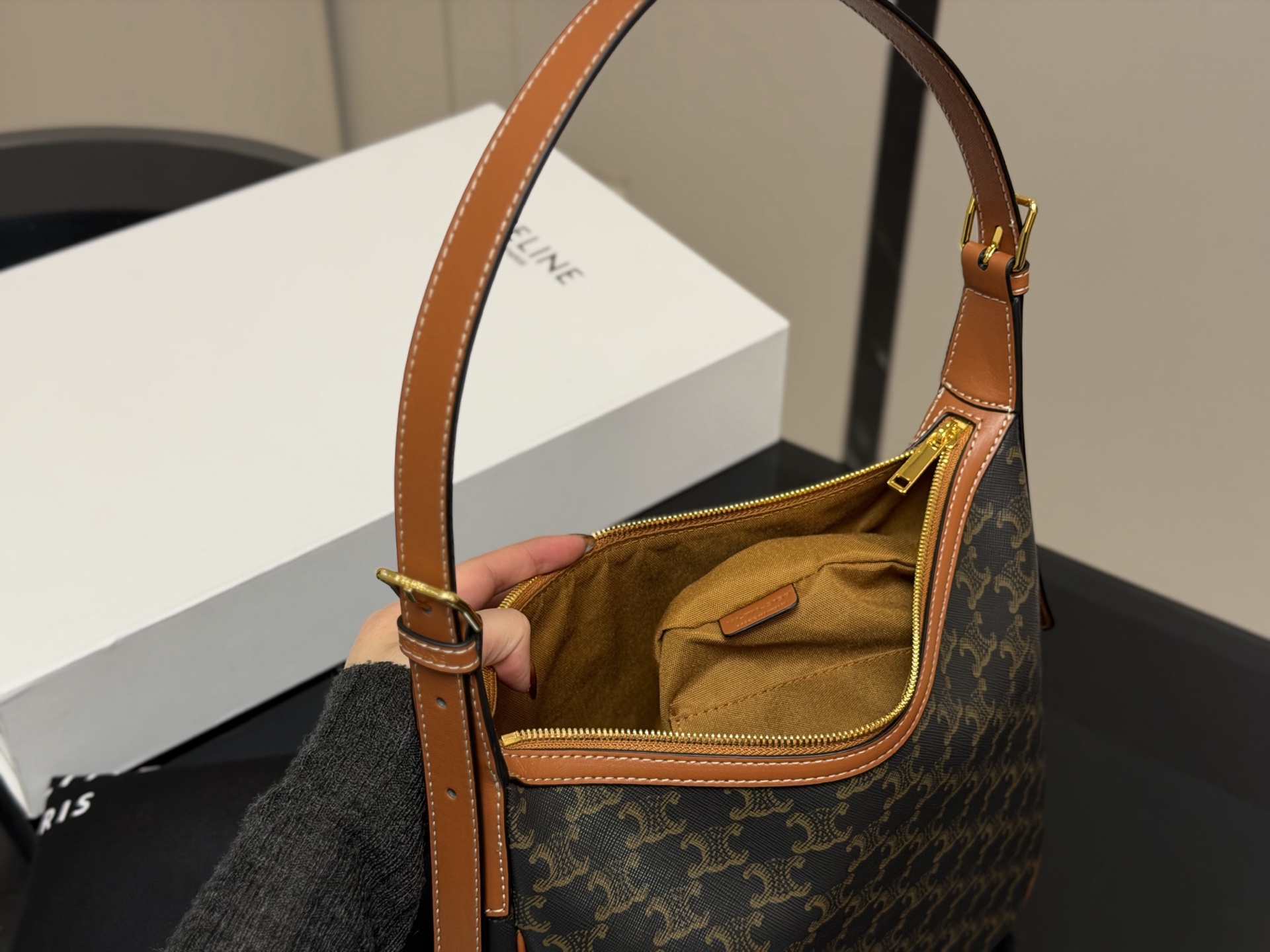 &yen;185 配折叠盒 size：29.27cm celine 赛琳新品发布hobo腋下托特 延续凯旋门 复古斜挎 ， 耐看经典一点都不老