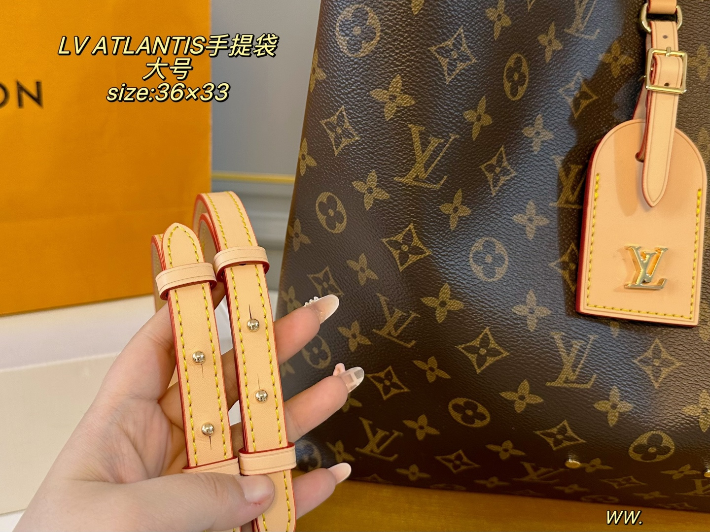 P200 大号（折叠盒飞机盒） size：36&times;33 LV路易威登ATLANTIS菜篮子手提袋💕 今年的秀场款！非常🆒 慵懒随性，高级感满满 自带皮肩带，可挽🉑️背～ 运动、休闲，🉑️爱气息都能搭✅