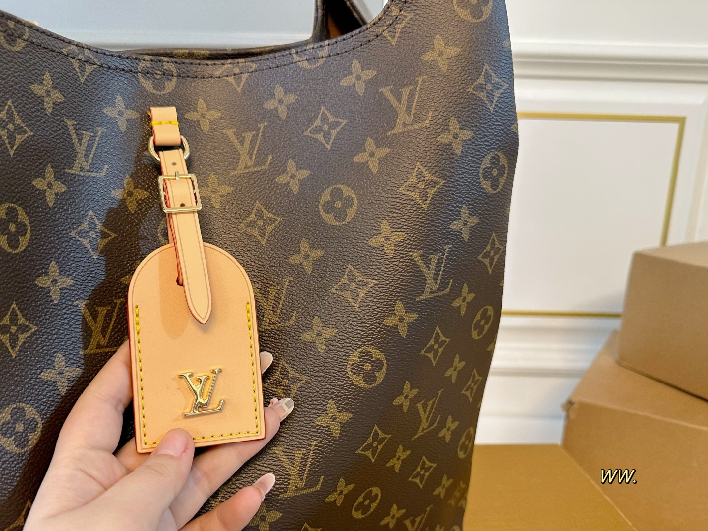 P200 大号（折叠盒飞机盒） size：36&times;33 LV路易威登ATLANTIS菜篮子手提袋💕 今年的秀场款！非常🆒 慵懒随性，高级感满满 自带皮肩带，可挽🉑️背～ 运动、休闲，🉑️爱气息都能搭✅