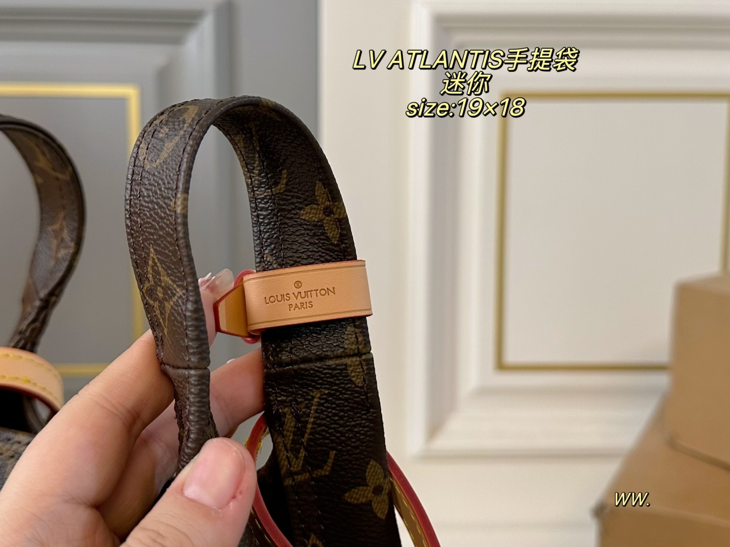 P170 迷你（折叠盒飞机盒） size：19&times;18 LV路易威登ATLANTIS菜篮子手提袋💕 今年的秀场款！非常🆒 小巧可爱，适合小个子女生！ 自带皮肩带，可挽🉑️背～ 运动、休闲，🉑️爱气息都能搭✅