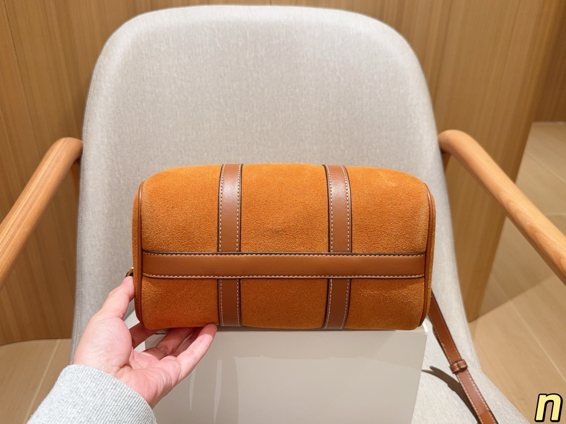 💰175 赛琳Celine 麂皮绒波士顿Boston枕头包 尺寸25cm 礼盒包装🎁