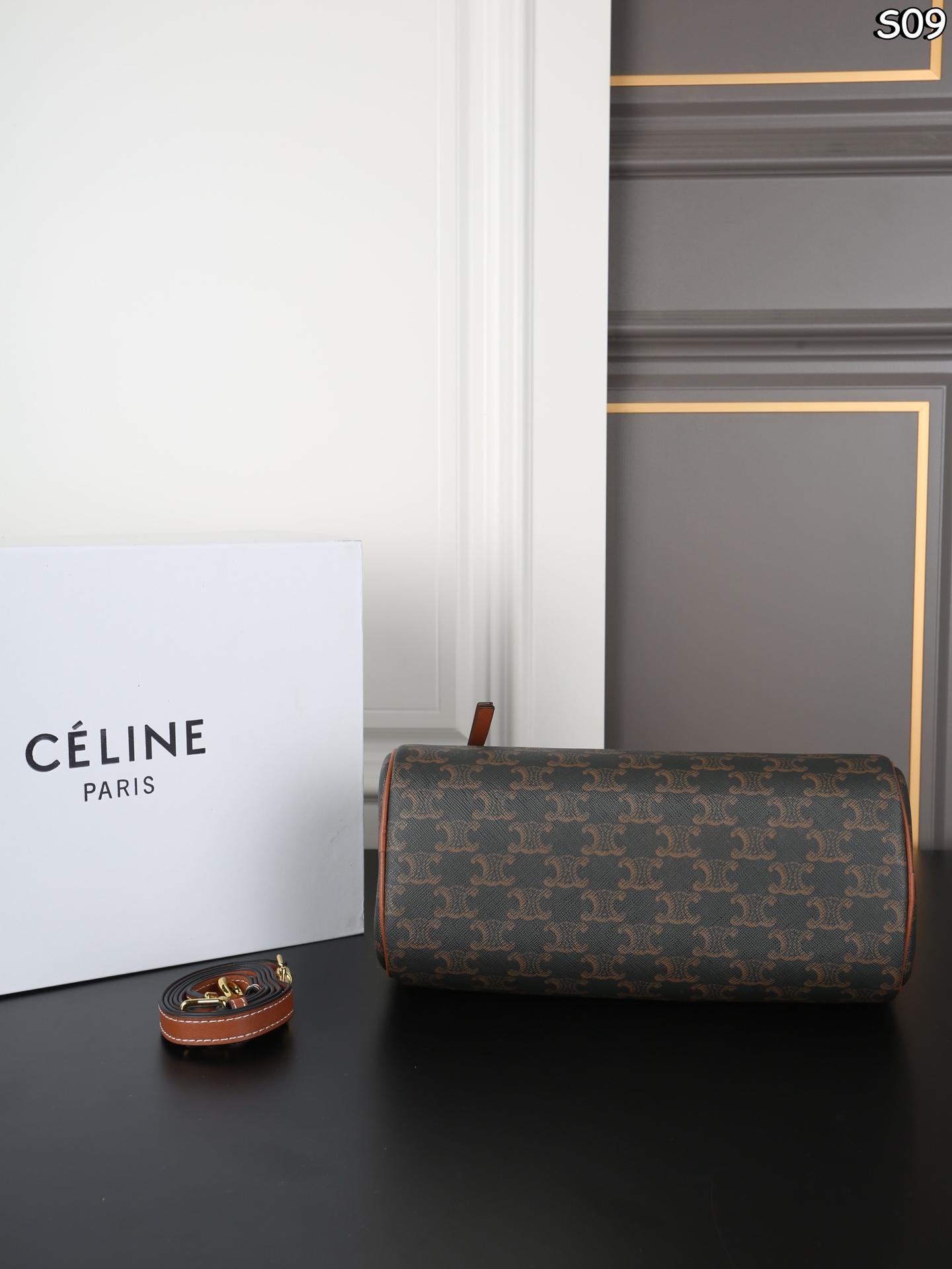 P155 折叠盒 CELINE赛琳 Triomphe CYLINDER 老花 圆筒包 手提包 CELINE老花家族新成员 CYLINDER圆柱体手提包 轻便舒适 经典老花配色 🉑手拎🉑肩背 简直是深得我心 自重特别轻便的同时包型也都别出心裁 像这款长手柄的CYLINDER我都能想象到秋冬了手腕在驼色羊绒大衣上会有多么的精彩绝伦 尺寸：26&times;13