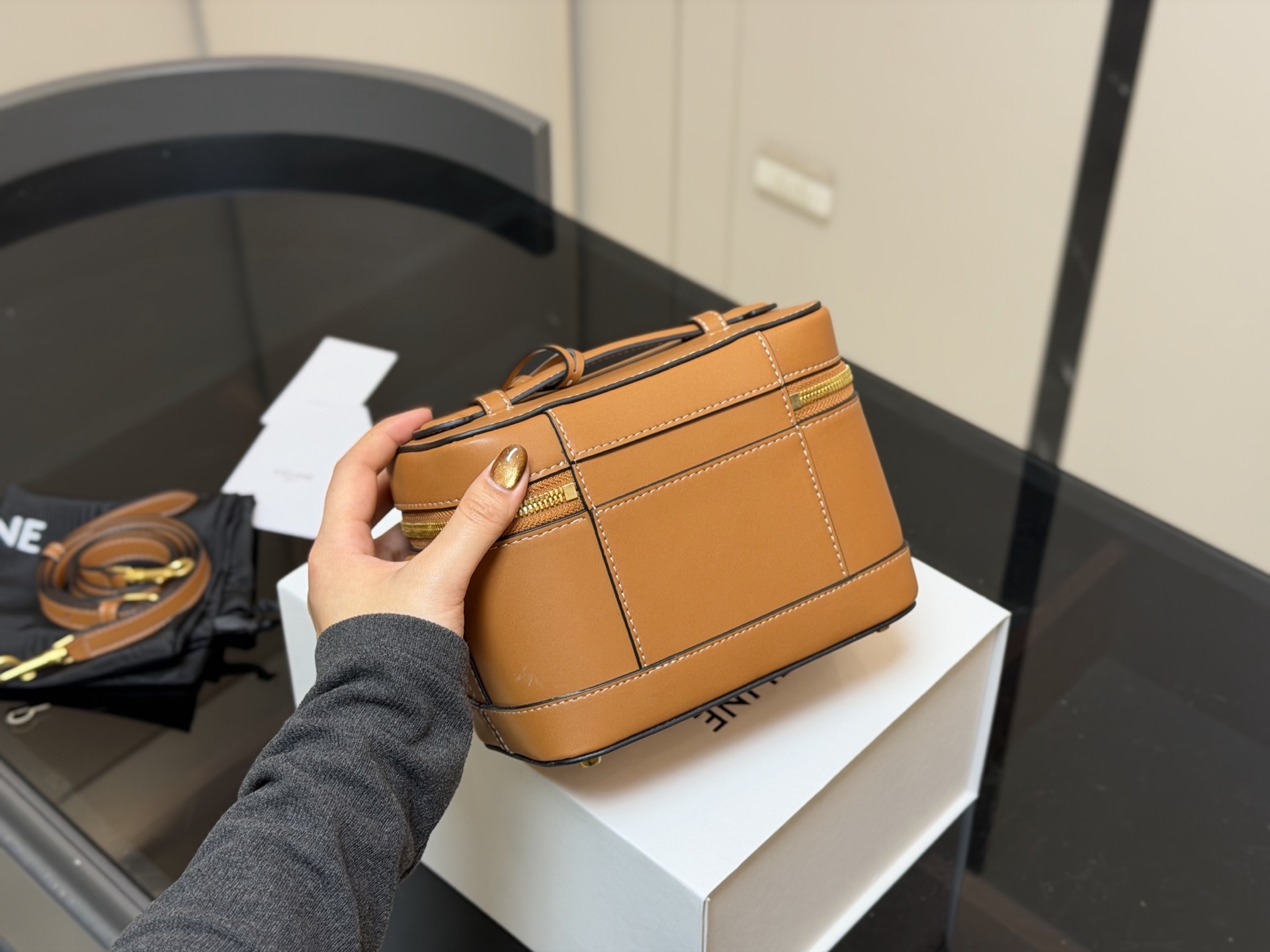 &yen;190 配折叠盒 赛琳CELINE 复古斜挎包 真的很有气质的款式容量是我喜欢的 不大却很能装质感不用多说 真的很华丽漂亮和实用兼顾无须多言 尺寸:18.13cm