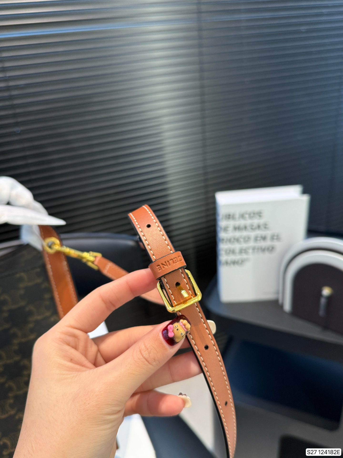 P185 配折叠盒 CELINE 赛琳CUBO手袋，日常通勤，休闲都超实用!手提，个性满分~内部空间超能装，水杯，手机，化妆品统统搞定，轻便耐用，时髦又百搭，日常出街必备! 尺寸17 22 货号124182