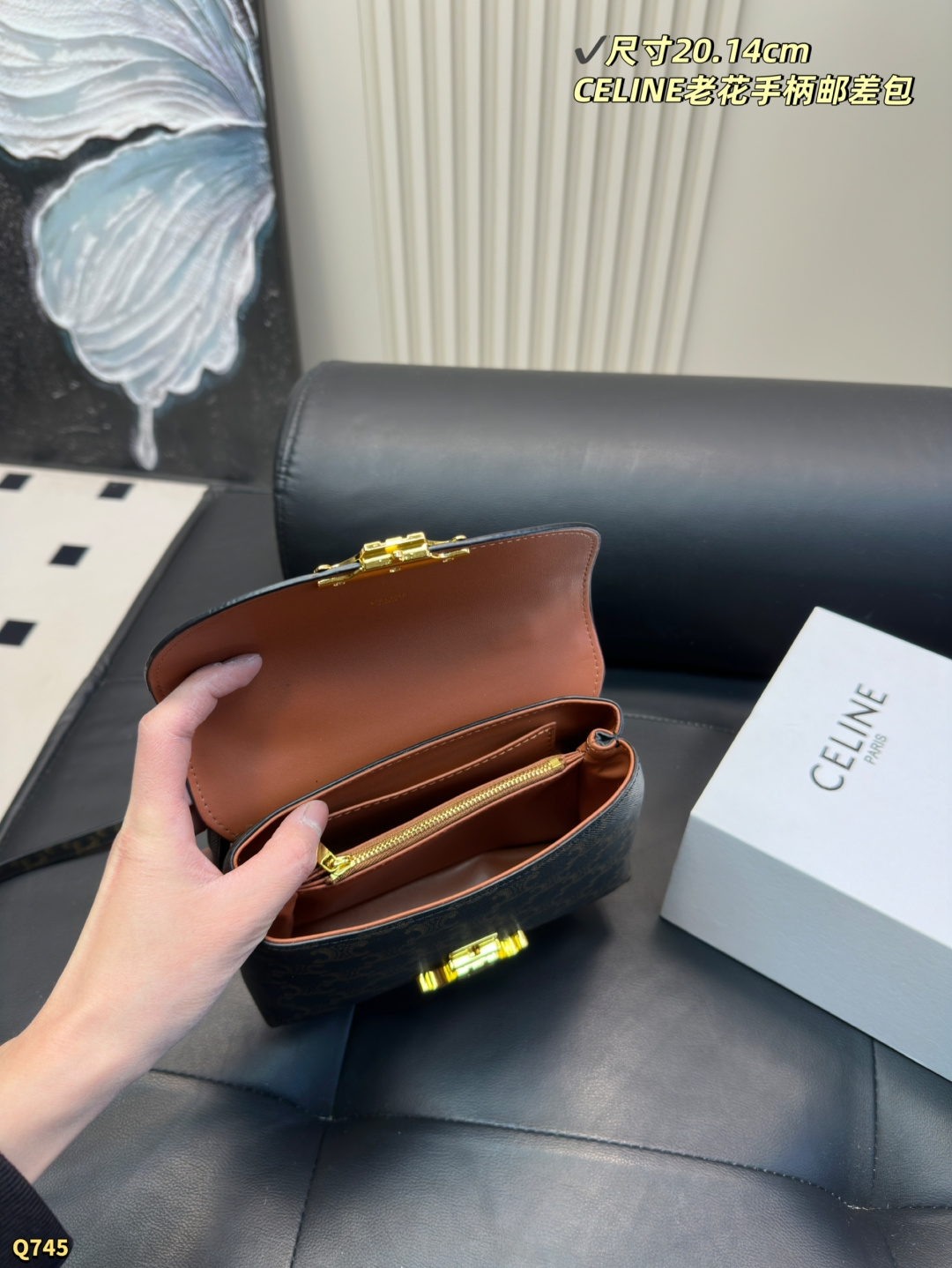 💰175配折叠盒 尺寸20.14cm 赛琳CELINE ｜老花NINO小号 经典元素：老花图案 复古与现代感兼具，辨识度高 相对于其它品牌的老花 Celine更低调跟年轻时髦 老花：帆布涂层 好处：轻便耐磨 防水 防刮蹭 护理简单 佩戴方式：手拿 斜挎 单肩