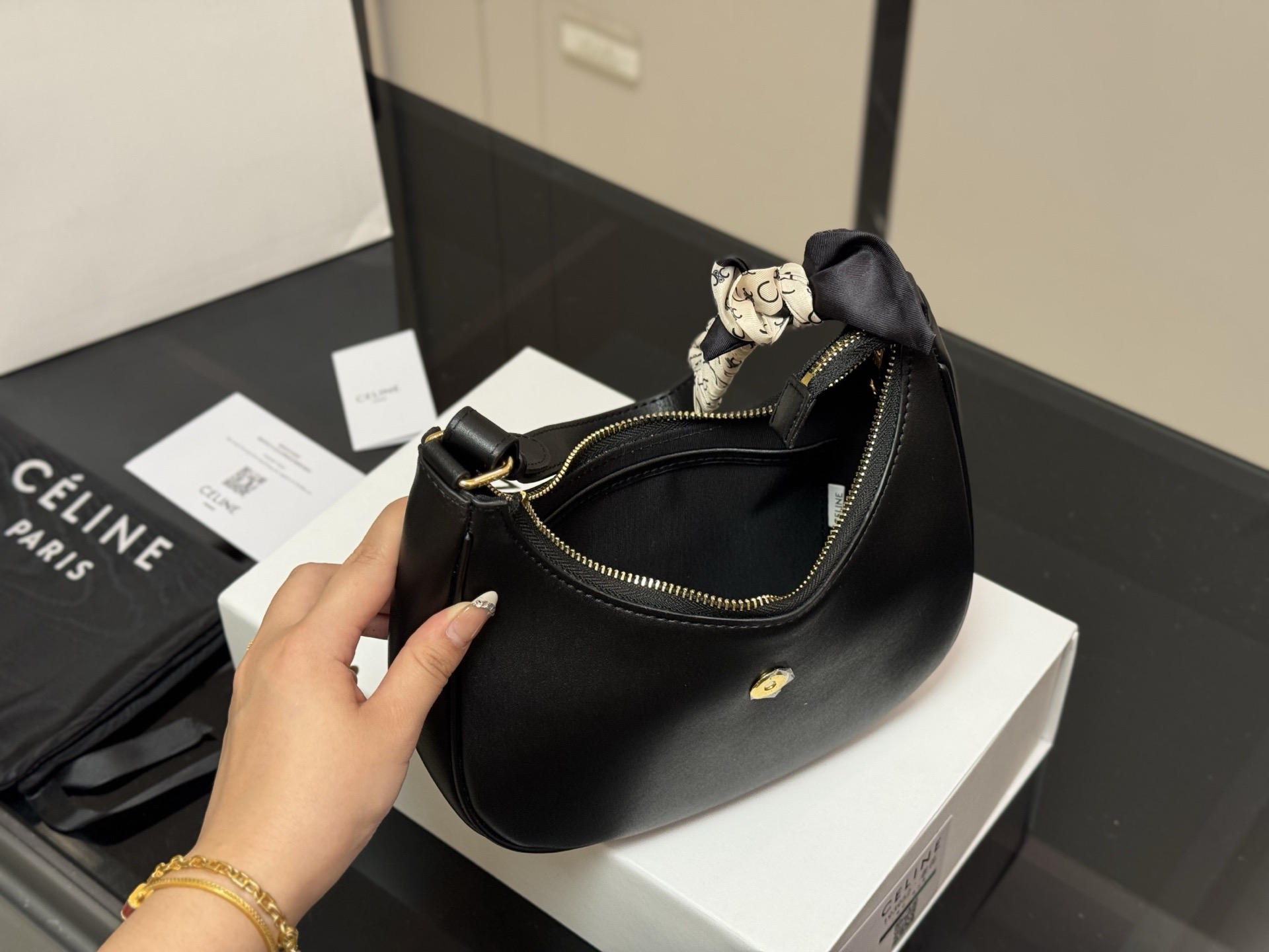 &yen;140 配折叠盒 尺寸：24*20cm celine ava腋下包 依旧好好背 手拎起Ava就好有气场哟100 赛琳实用性更强哦！ 高级感超强！