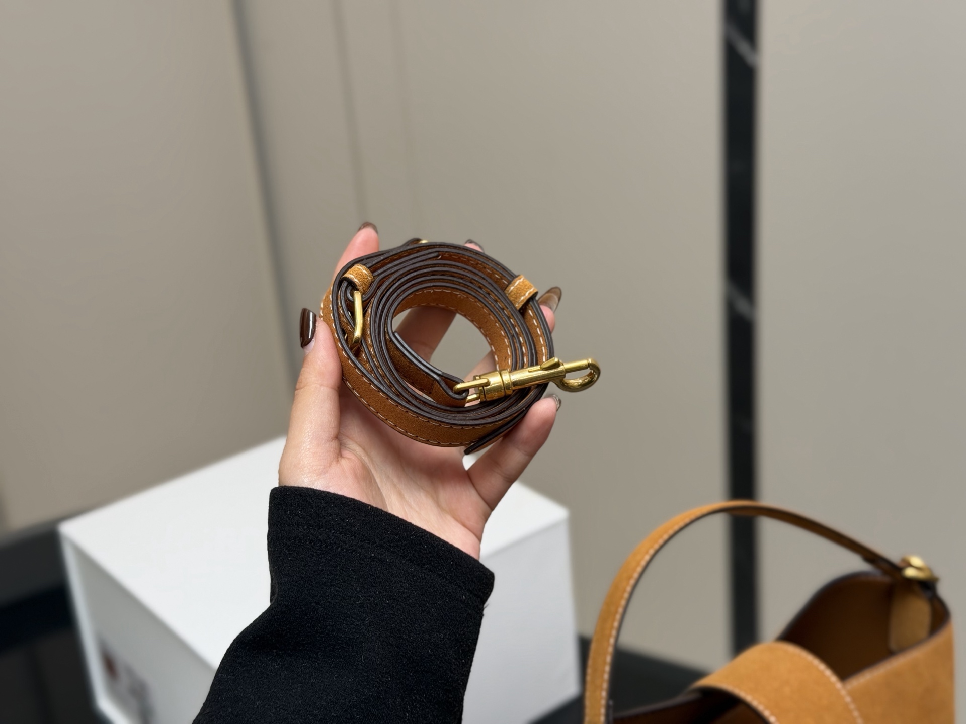 &yen;185 配折叠盒 size： 24.24cm Celine 水桶包赛琳 一直很喜欢小牛皮的包 经久耐看 复古印花图案 有着高颜值的复古文艺气息🌱