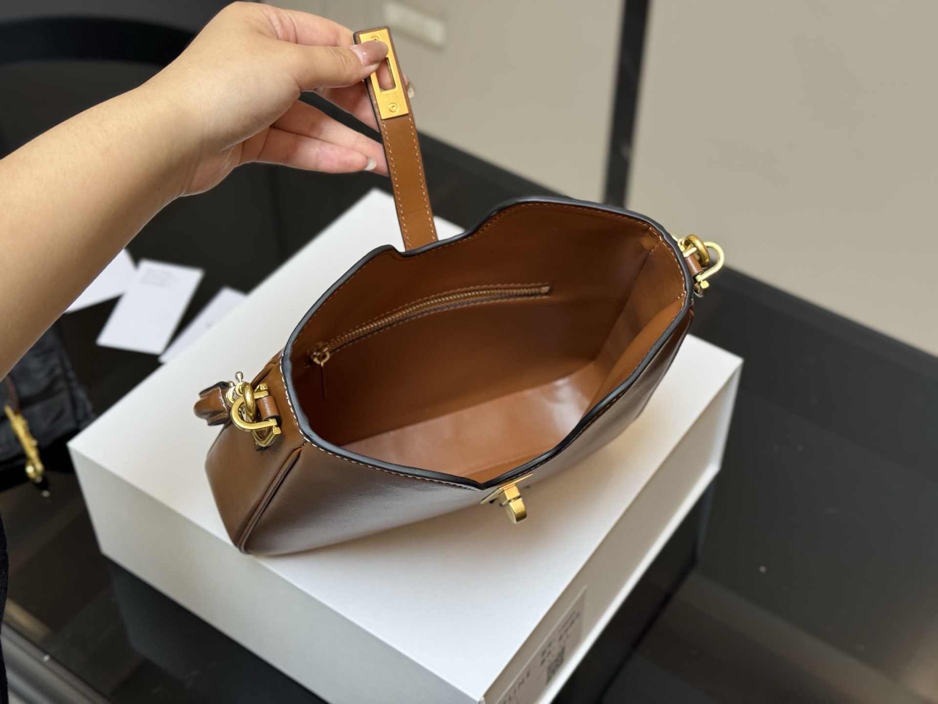 &yen;190 折叠盒 size：24.21cm celine 赛琳ive新品托特包， 延续凯旋门 复古斜挎 ， 耐看新款一点都不老套。