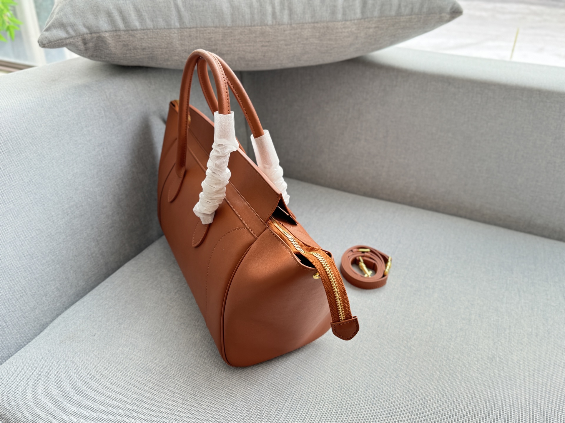 💰220 size：36&times;24 CELINE赛琳 SMILING LUGGAGE 笑脸包手提包 笑脸包