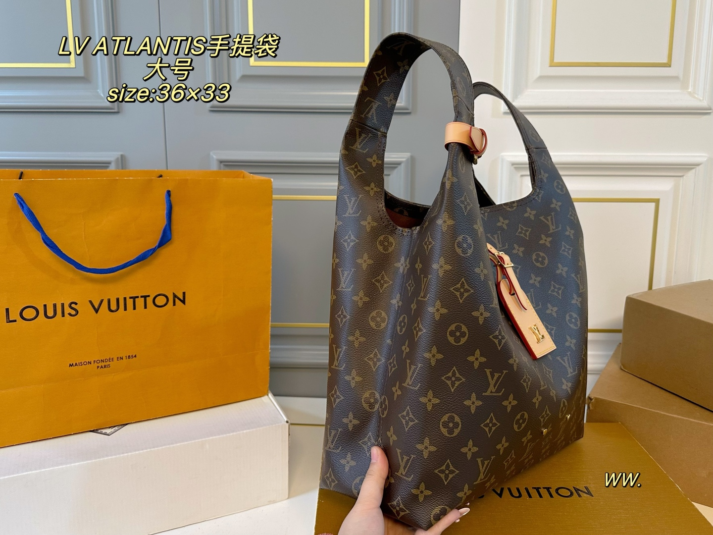 P200 大号（折叠盒飞机盒） size：36&times;33 LV路易威登ATLANTIS菜篮子手提袋💕 今年的秀场款！非常🆒 慵懒随性，高级感满满 自带皮肩带，可挽🉑️背～ 运动、休闲，🉑️爱气息都能搭✅
