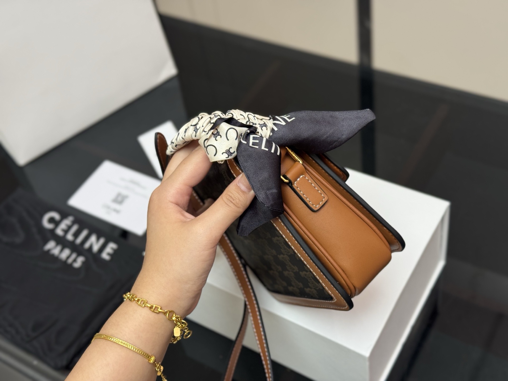 &yen;180 &yen;190 配折叠盒 尺寸：23cm*17（大） 19cm*15（小） 赛琳 凯旋门！ 很高端！很高级! 很适合🈴️四季！ ⚠️牛皮！牛皮！