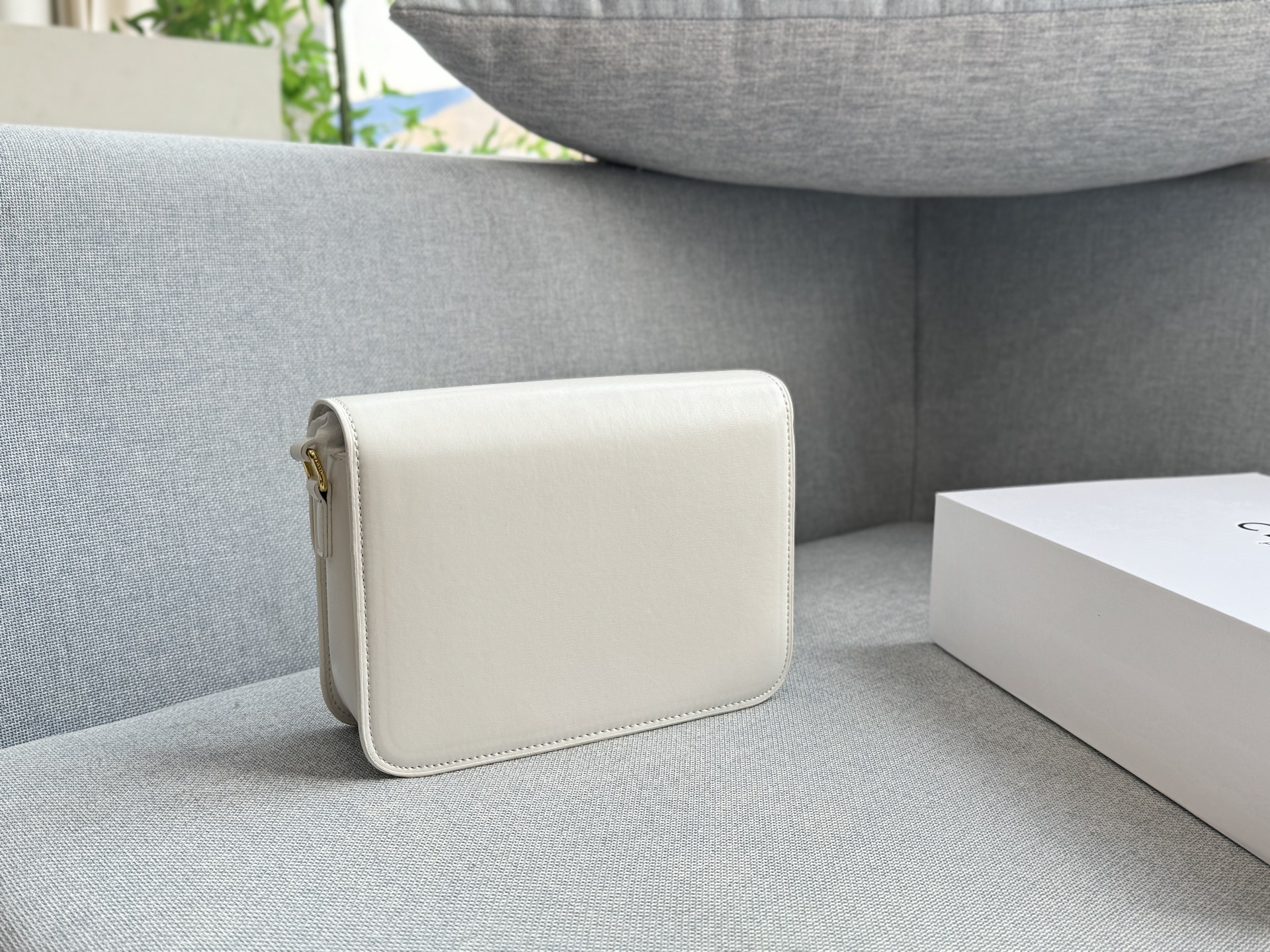 大💰155 折叠盒 小💰150 折叠盒 size：22&times;16/18.5&times;14.5 CELINE赛琳 Triomphe 豆腐包 单肩包斜挎包 毫不费力的高级感✨Celine凯旋门轻松拿捏 🖤Celine 凯旋门黑金腋下包 轻便，容量刚好，通勤、休闲、甜酷风都很适合 包包全身都是Box皮的质感 夏天搭配露肤上衣 有种精致都市丽人的感觉 低调有质感 百搭且不会过时